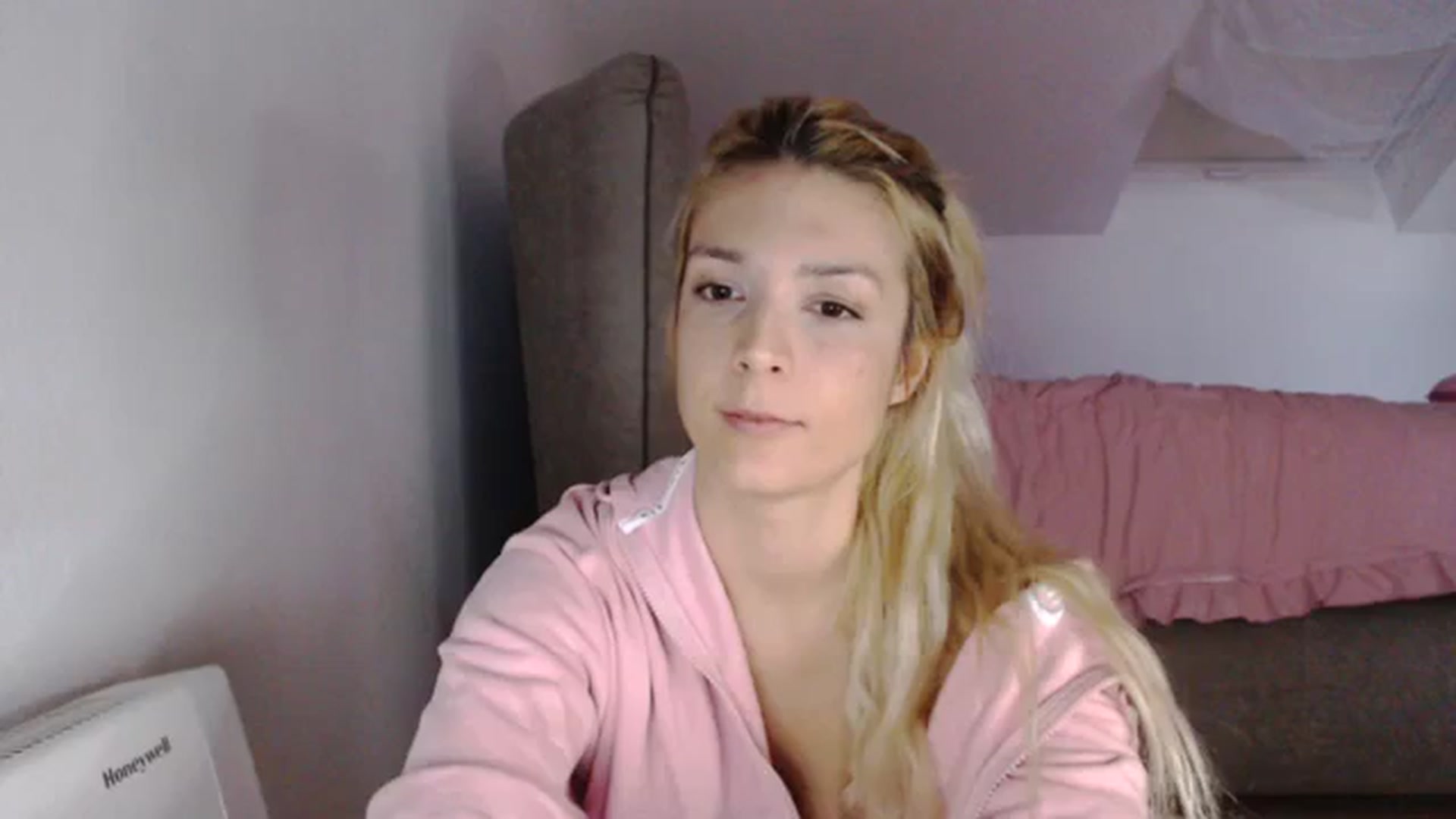 Gallery image thumbnail from AllleeS's myfreecams stream on, 11/06/2023, 14:29 image 15 of 20