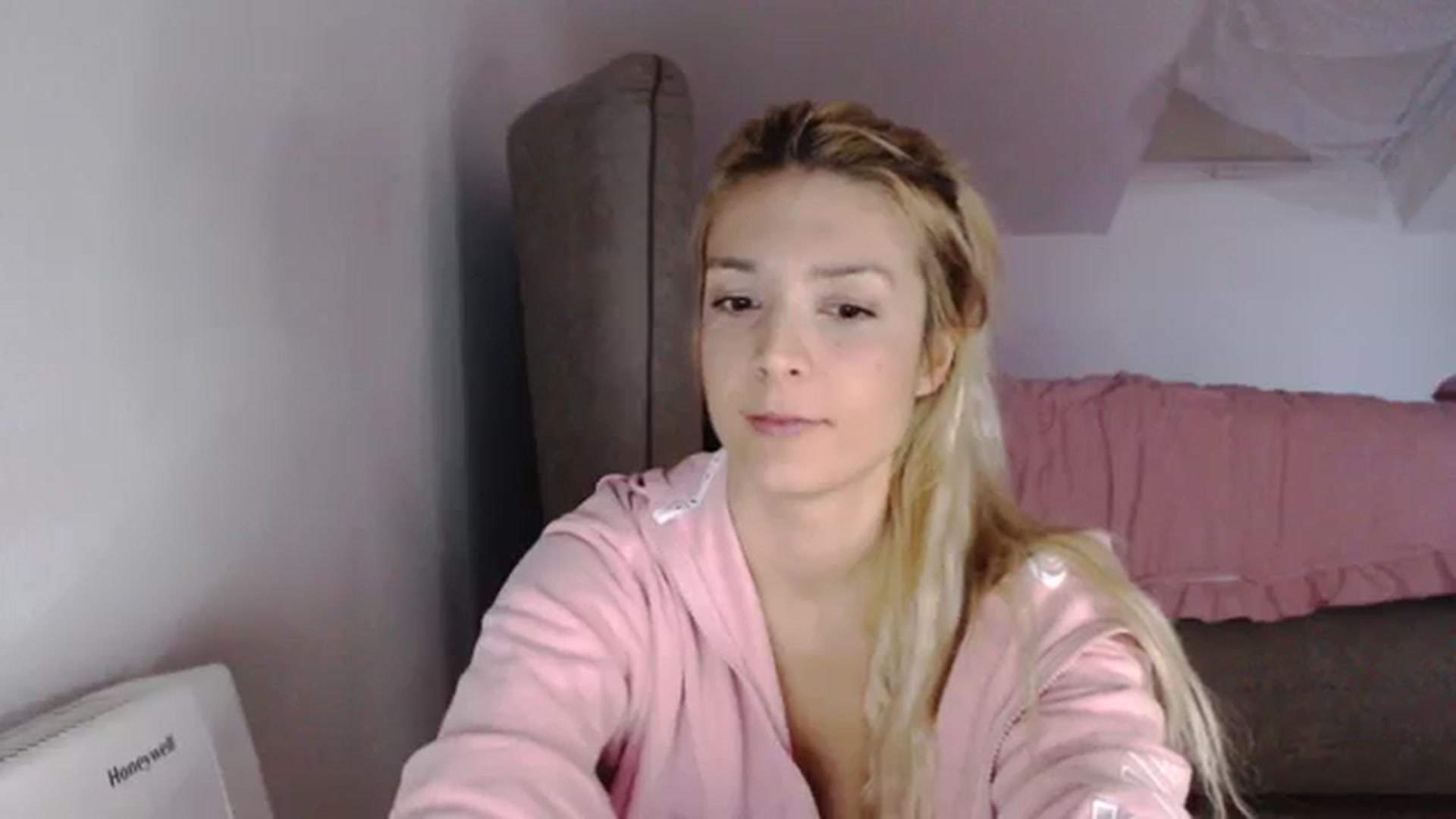Gallery image thumbnail from AllleeS's myfreecams stream on, 11/06/2023, 14:29 image 16 of 20