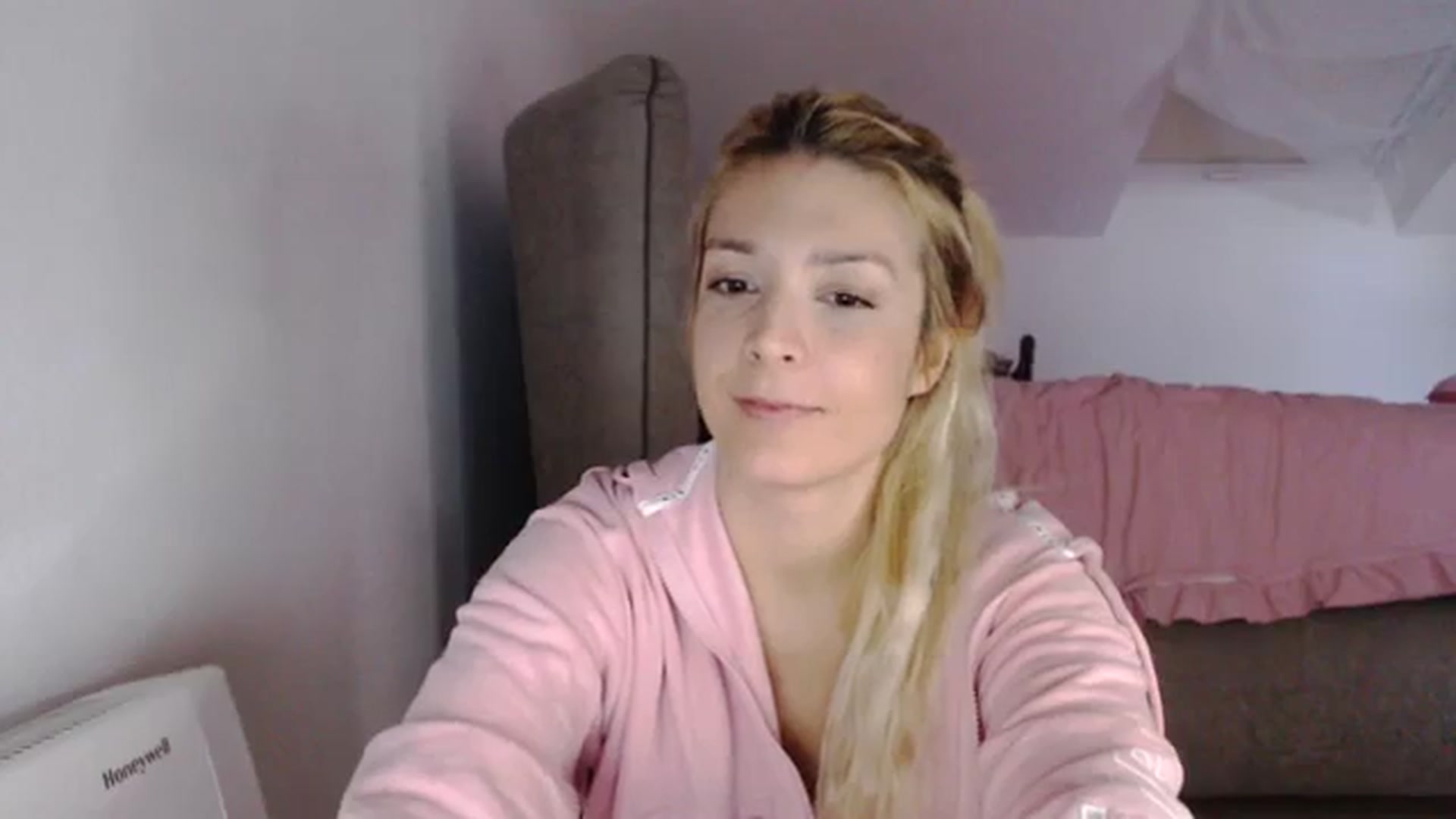 Gallery image thumbnail from AllleeS's myfreecams stream on, 11/06/2023, 14:29 image 12 of 20