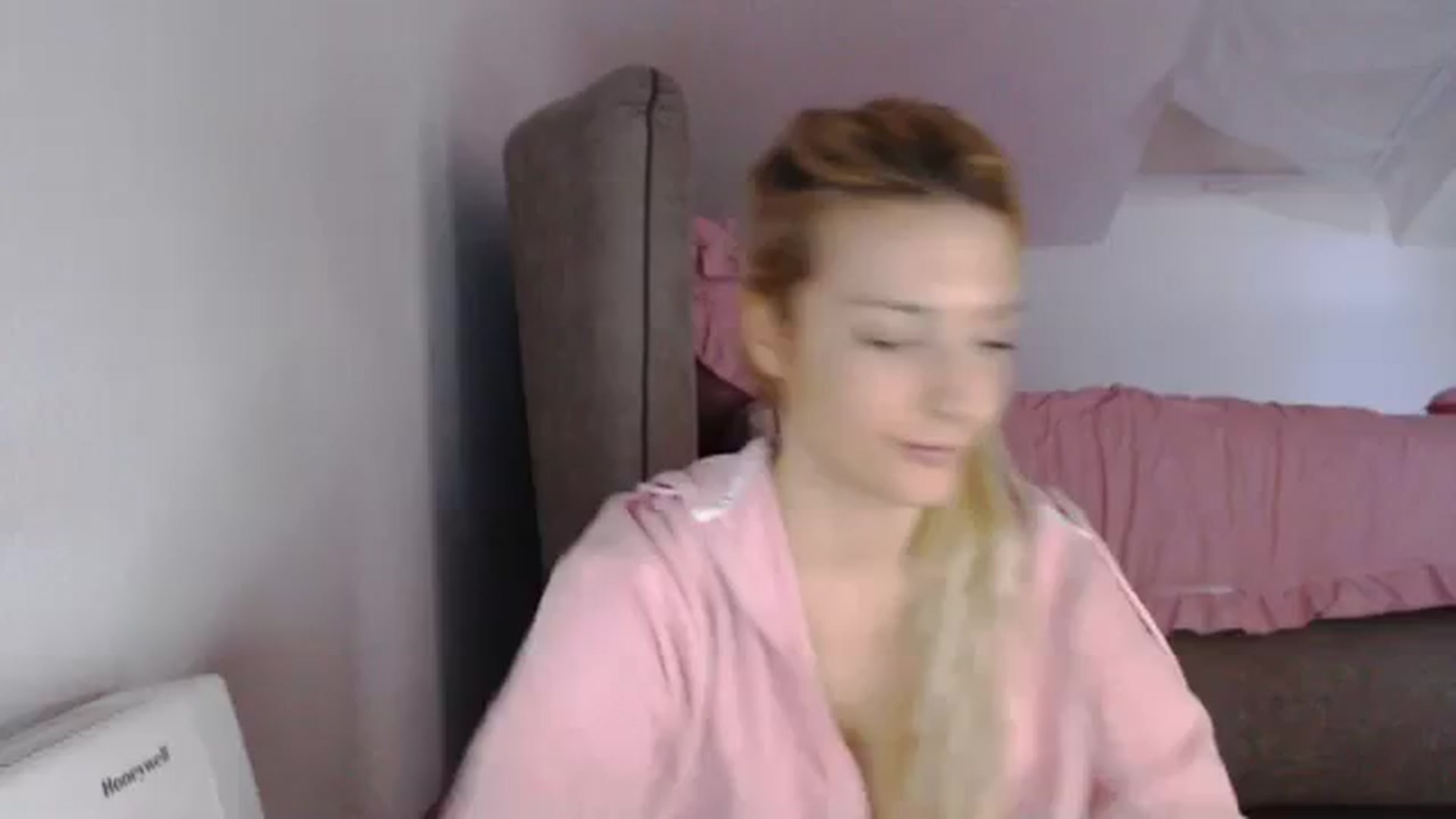 Gallery image thumbnail from AllleeS's myfreecams stream on, 11/06/2023, 14:29 image 10 of 20