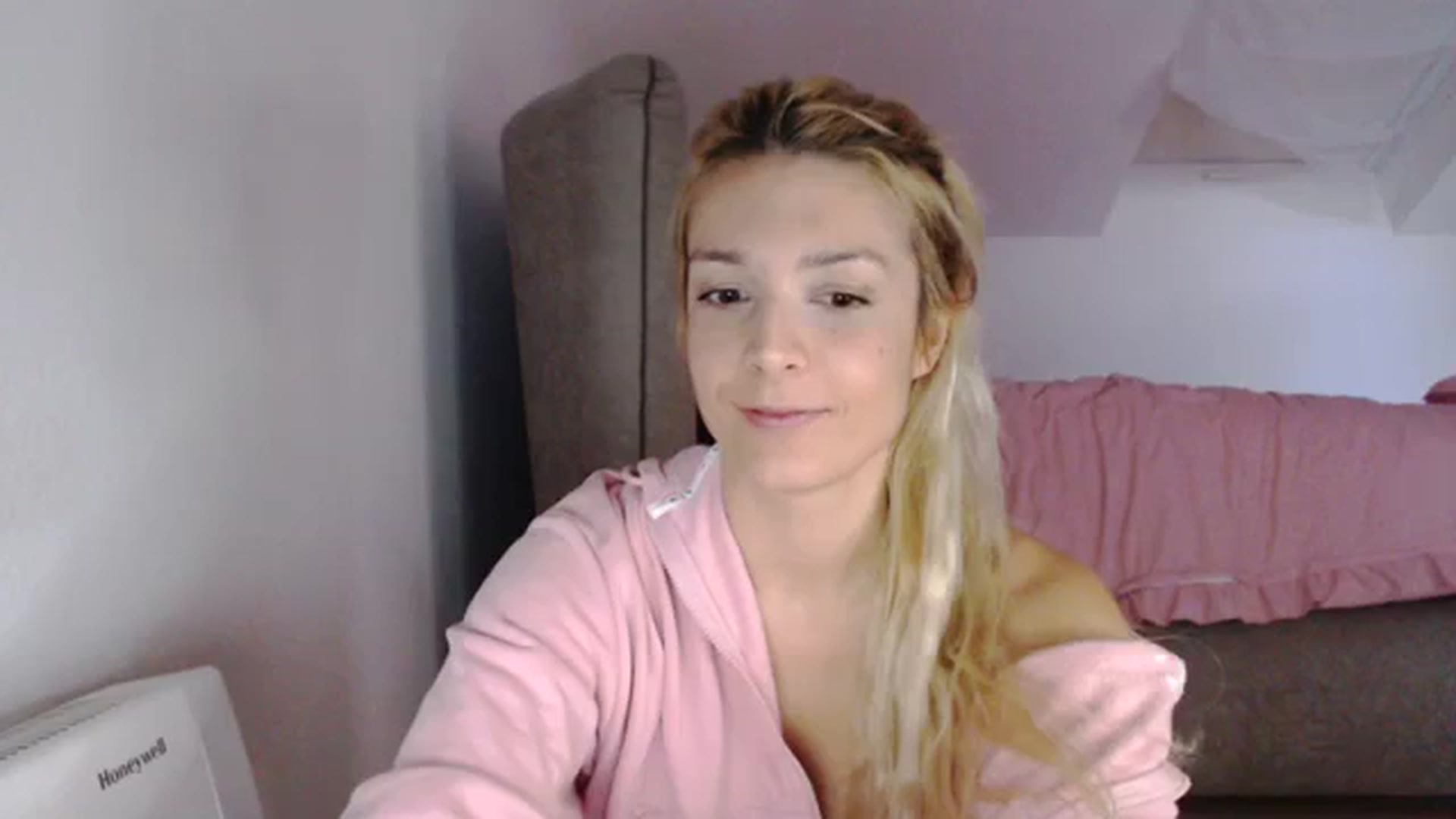 Gallery image thumbnail from AllleeS's myfreecams stream on, 11/06/2023, 14:29 image 9 of 20