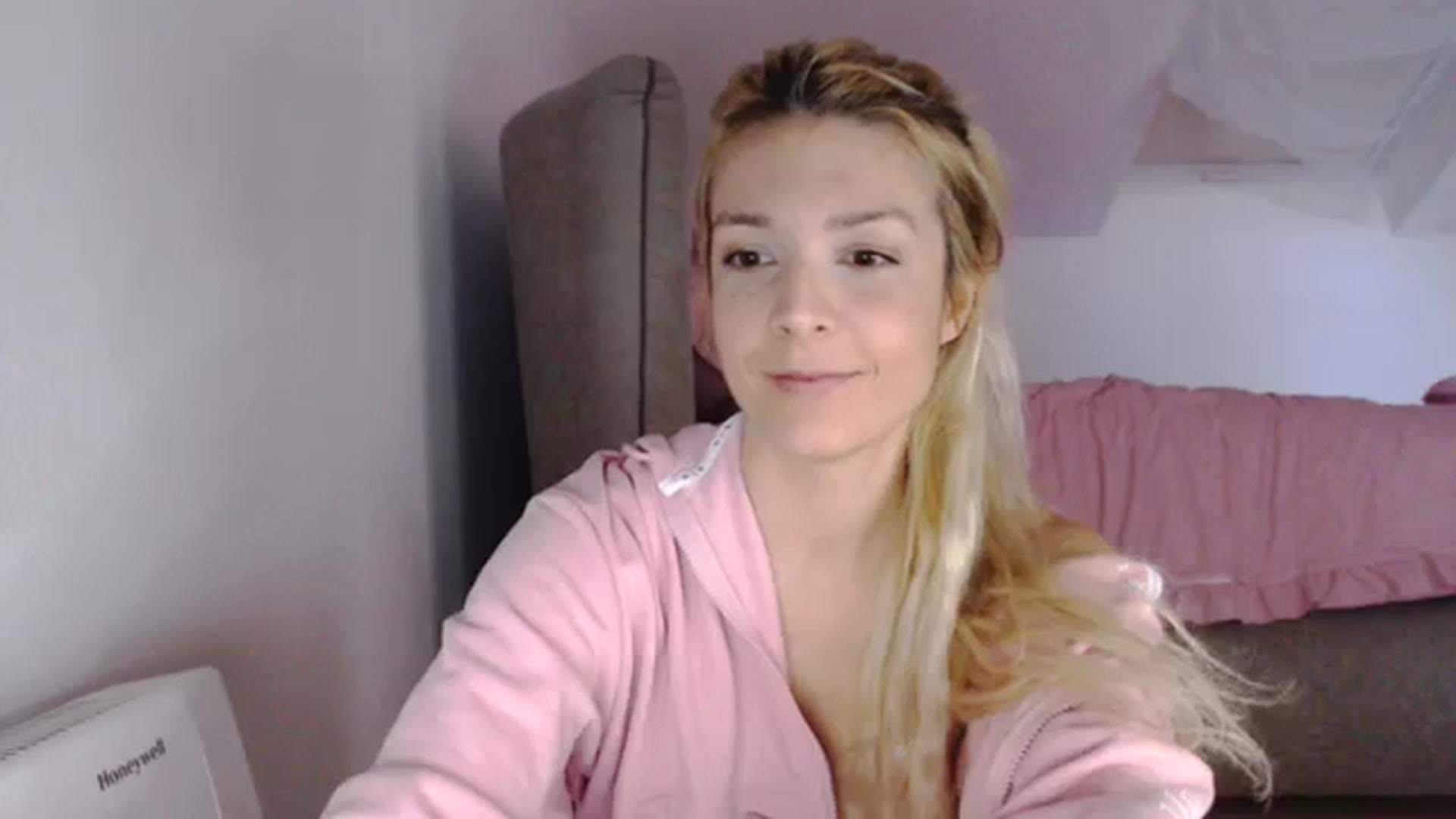 Gallery image thumbnail from AllleeS's myfreecams stream on, 11/06/2023, 14:29 image 8 of 20