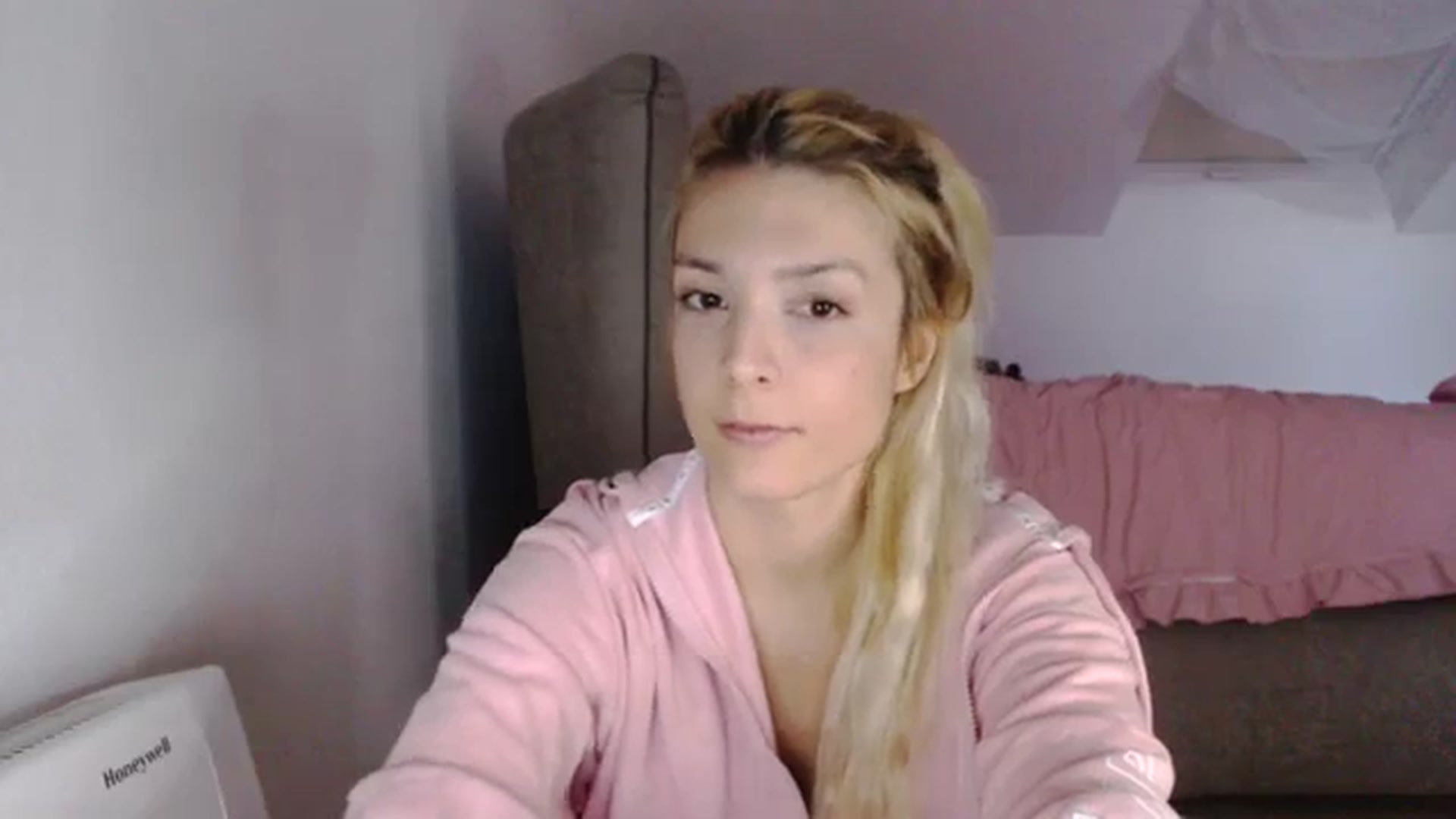 Gallery image thumbnail from AllleeS's myfreecams stream on, 11/06/2023, 14:29 image 13 of 20