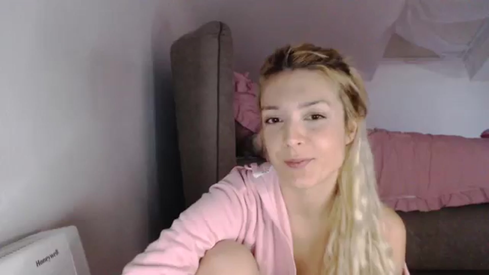 Gallery image thumbnail from AllleeS's myfreecams stream on, 11/06/2023, 14:29 image 18 of 20