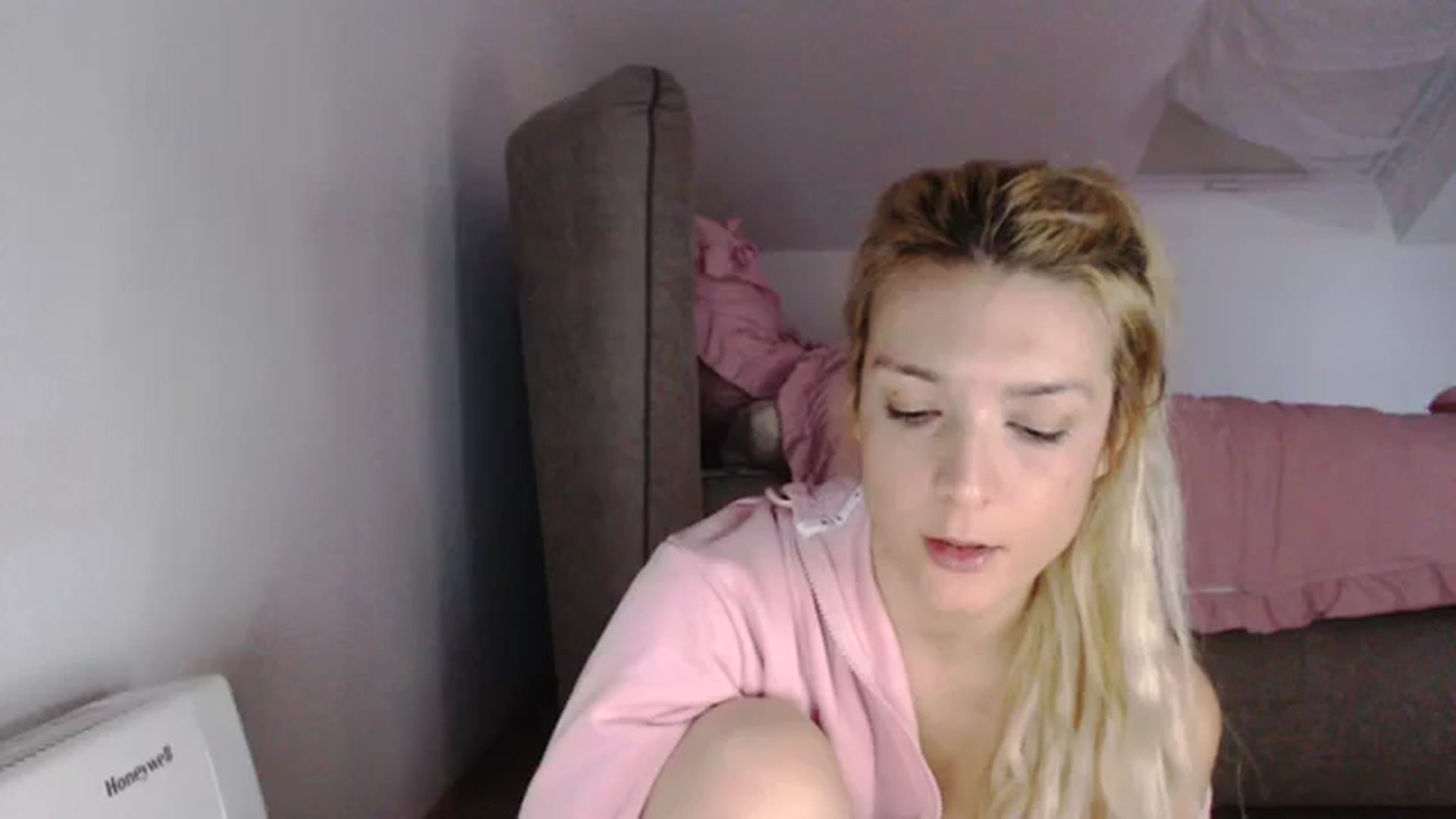 Gallery image thumbnail from AllleeS's myfreecams stream on, 11/06/2023, 14:29 image 17 of 20