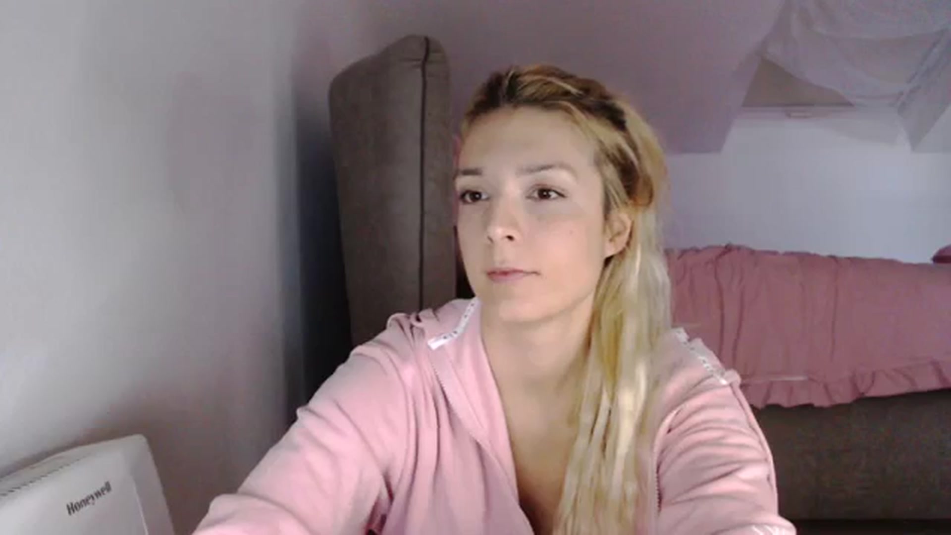 Gallery image thumbnail from AllleeS's myfreecams stream on, 11/06/2023, 14:29 image 14 of 20