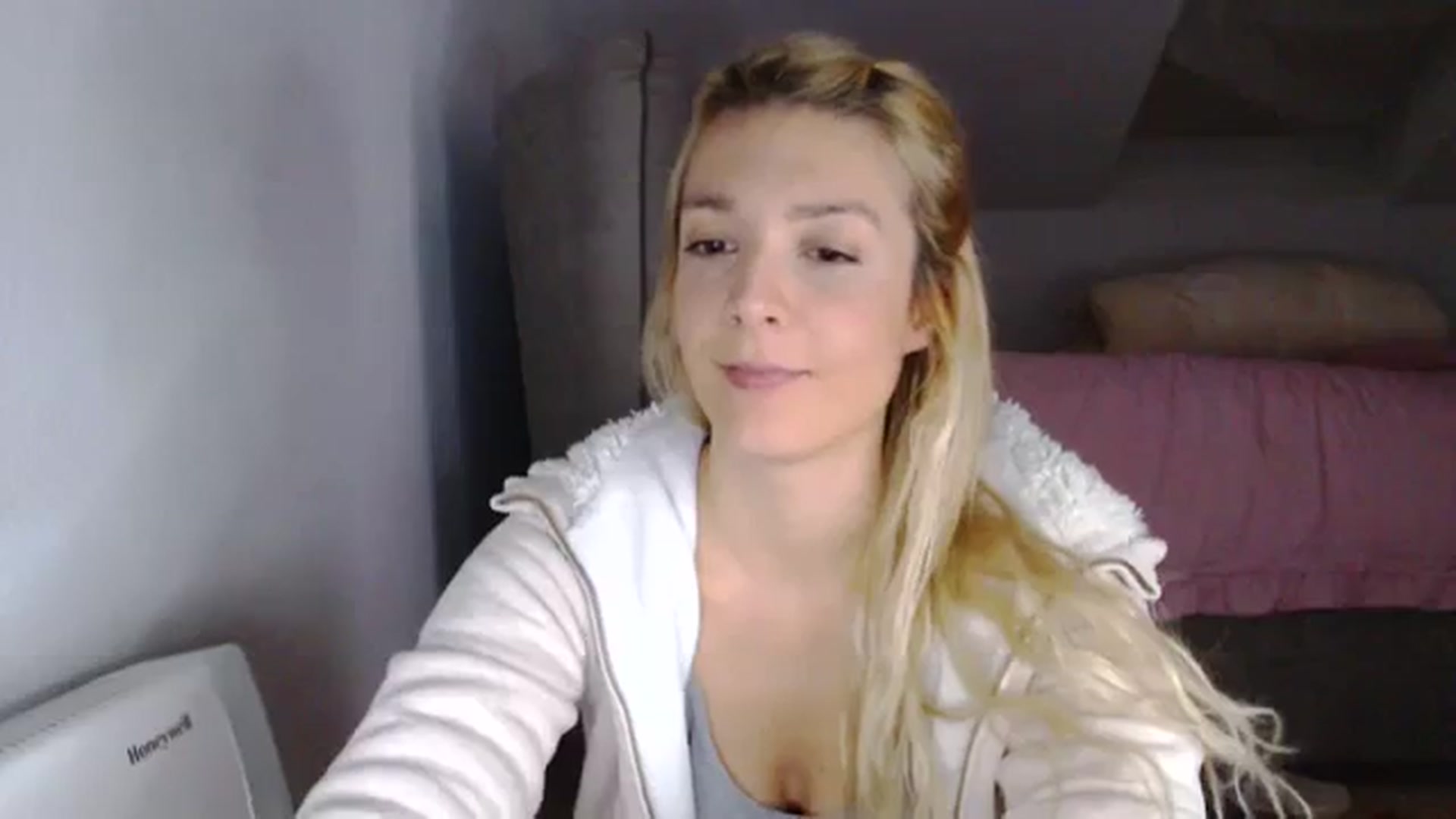 Gallery image thumbnail from AllleeS's myfreecams stream on, 11/10/2023, 14:57 image 3 of 20