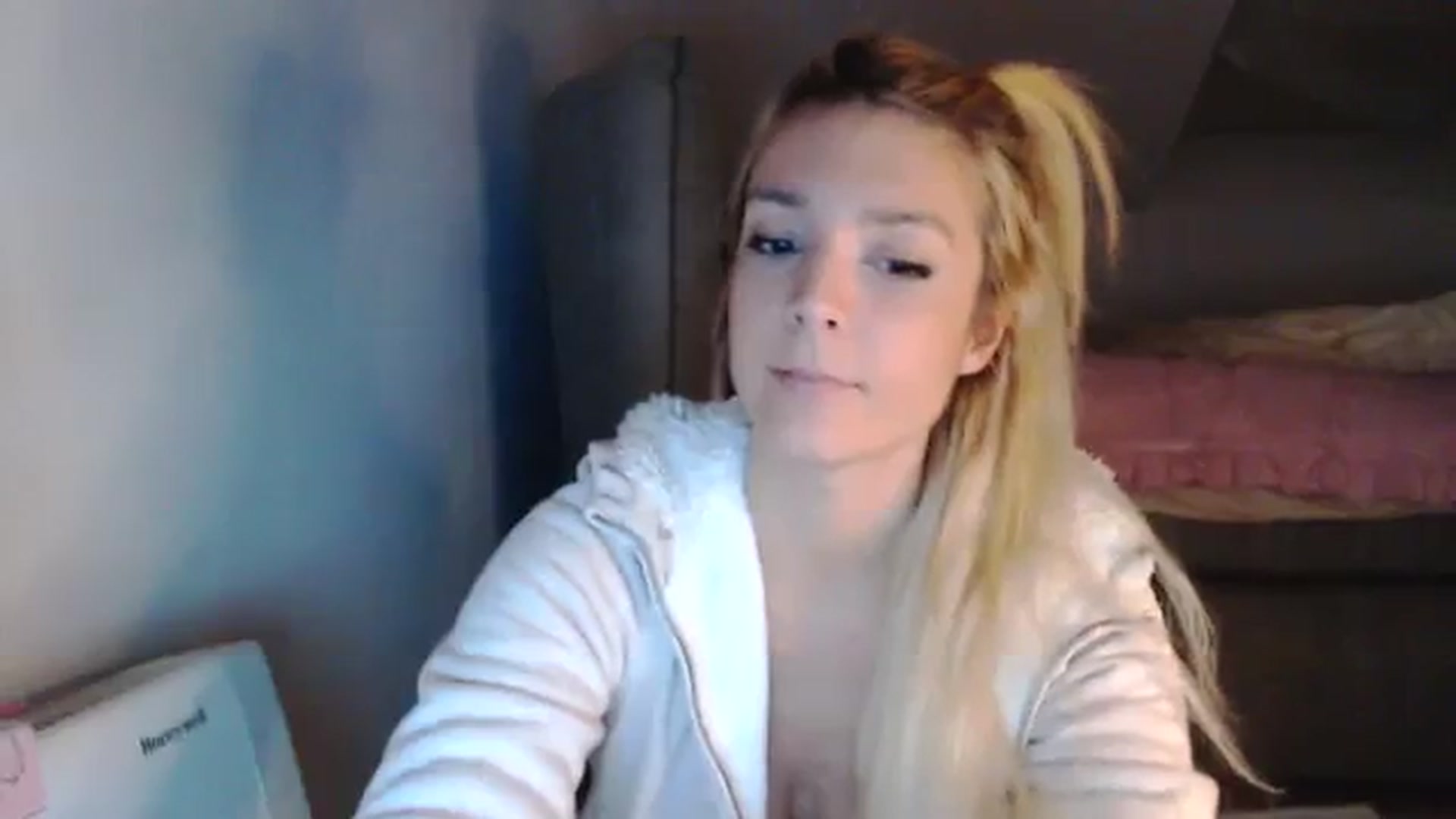 Gallery image thumbnail from AllleeS's myfreecams stream on, 11/12/2023, 15:06 image 16 of 20