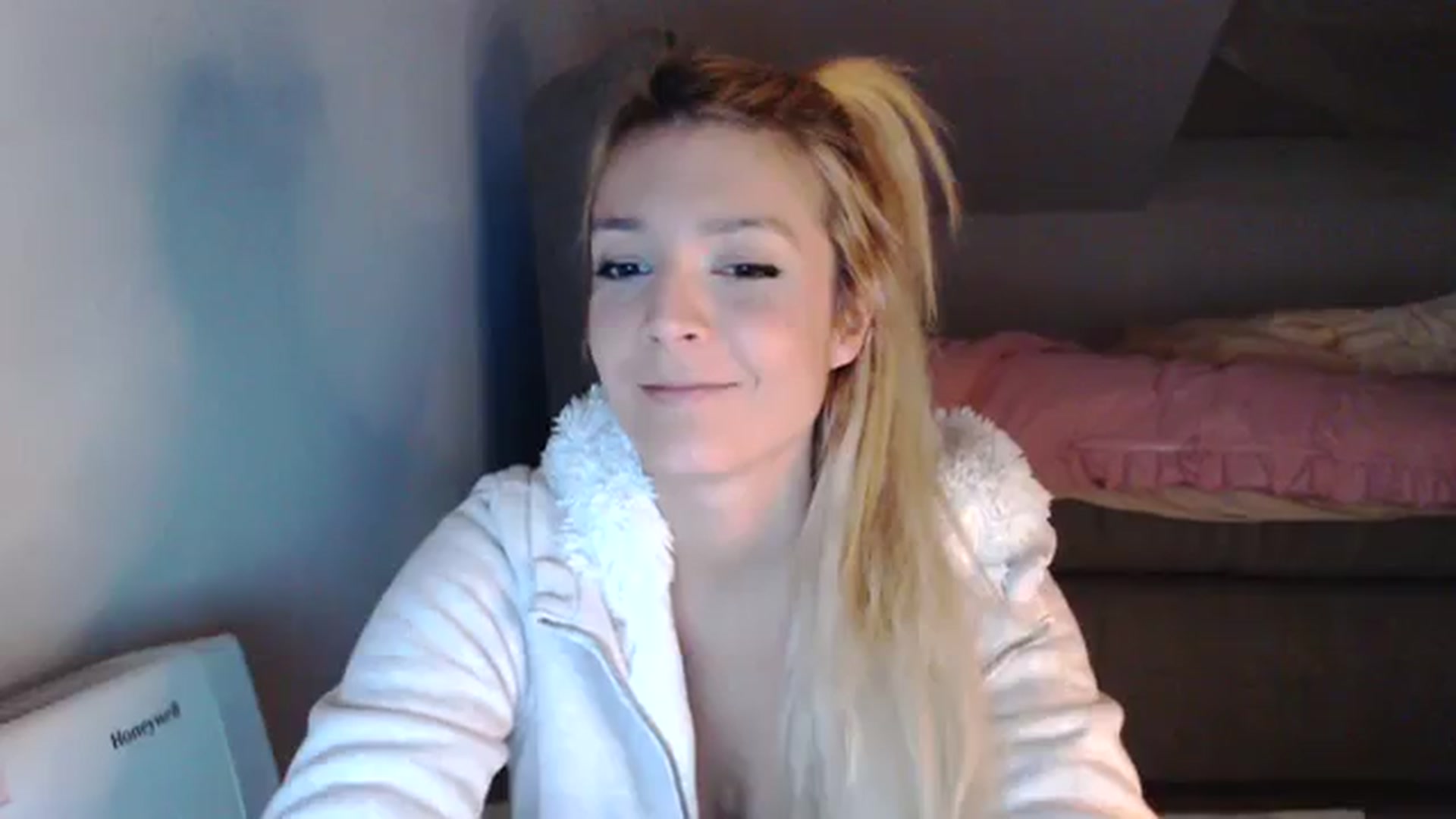Gallery image thumbnail from AllleeS's myfreecams stream on, 11/12/2023, 15:06 image 3 of 20