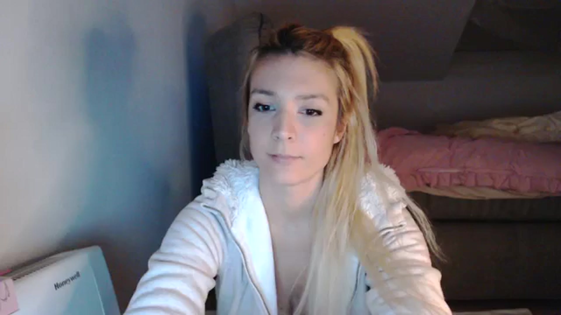 Gallery image thumbnail from AllleeS's myfreecams stream on, 11/12/2023, 15:06 image 17 of 20