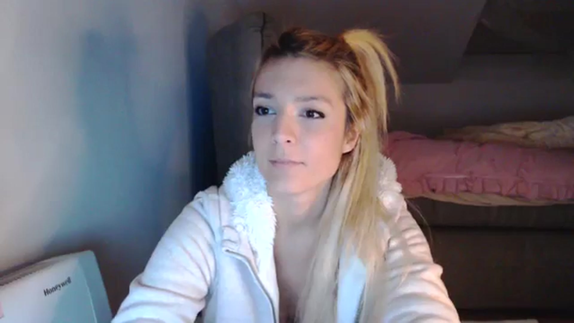 Gallery image thumbnail from AllleeS's myfreecams stream on, 11/12/2023, 15:06 image 2 of 20