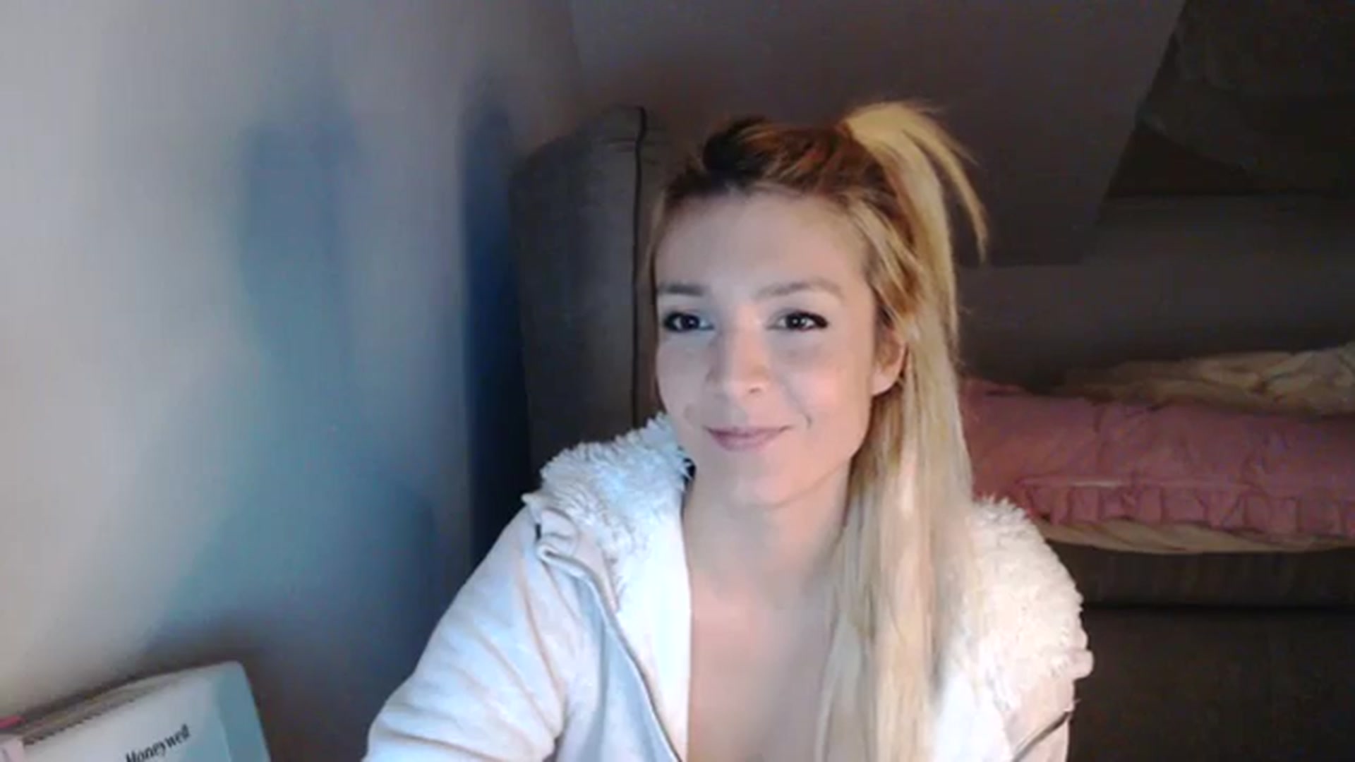 Gallery image thumbnail from AllleeS's myfreecams stream on, 11/12/2023, 15:06 image 9 of 20