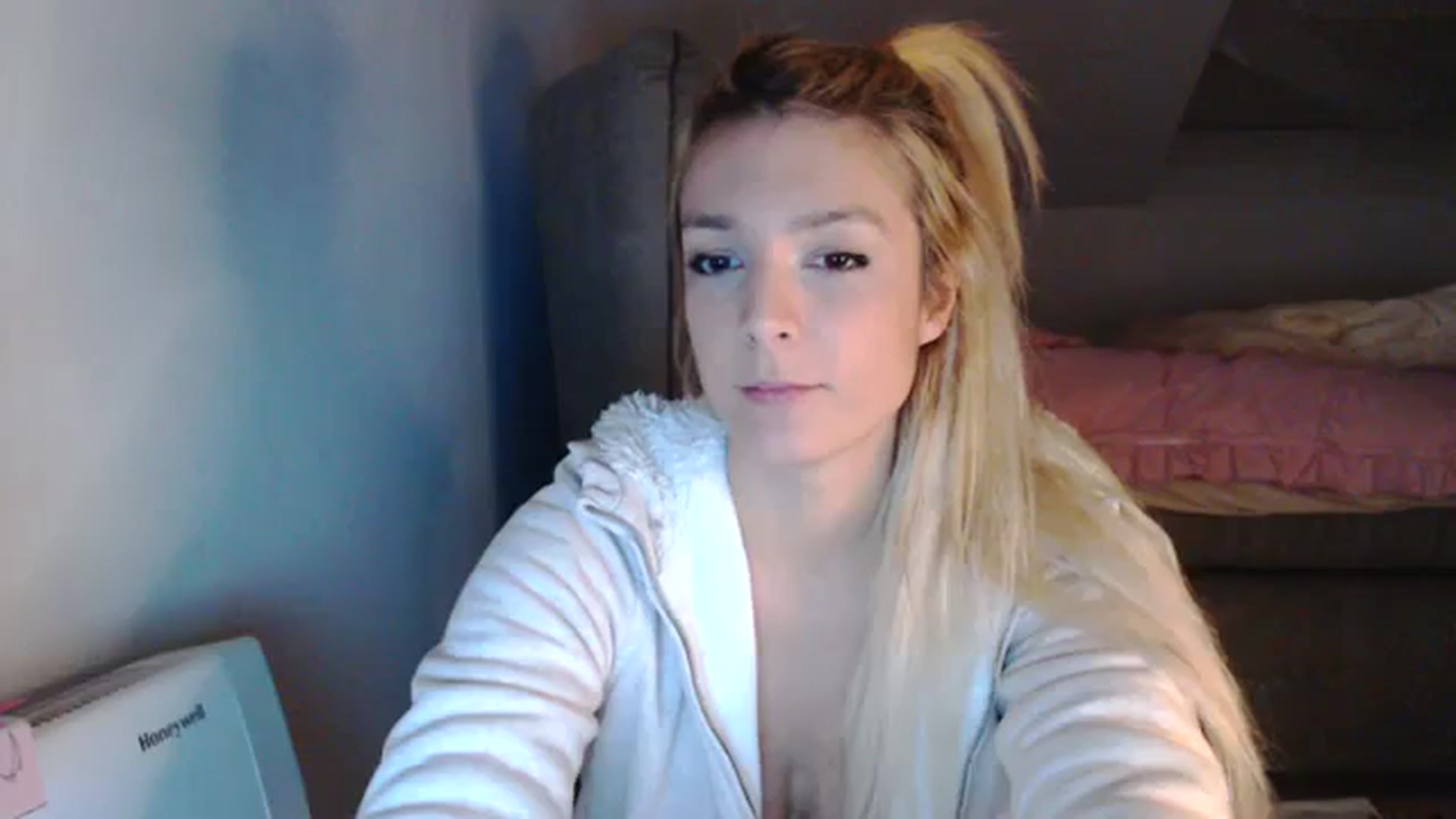 Gallery image thumbnail from AllleeS's myfreecams stream on, 11/12/2023, 15:06 image 14 of 20