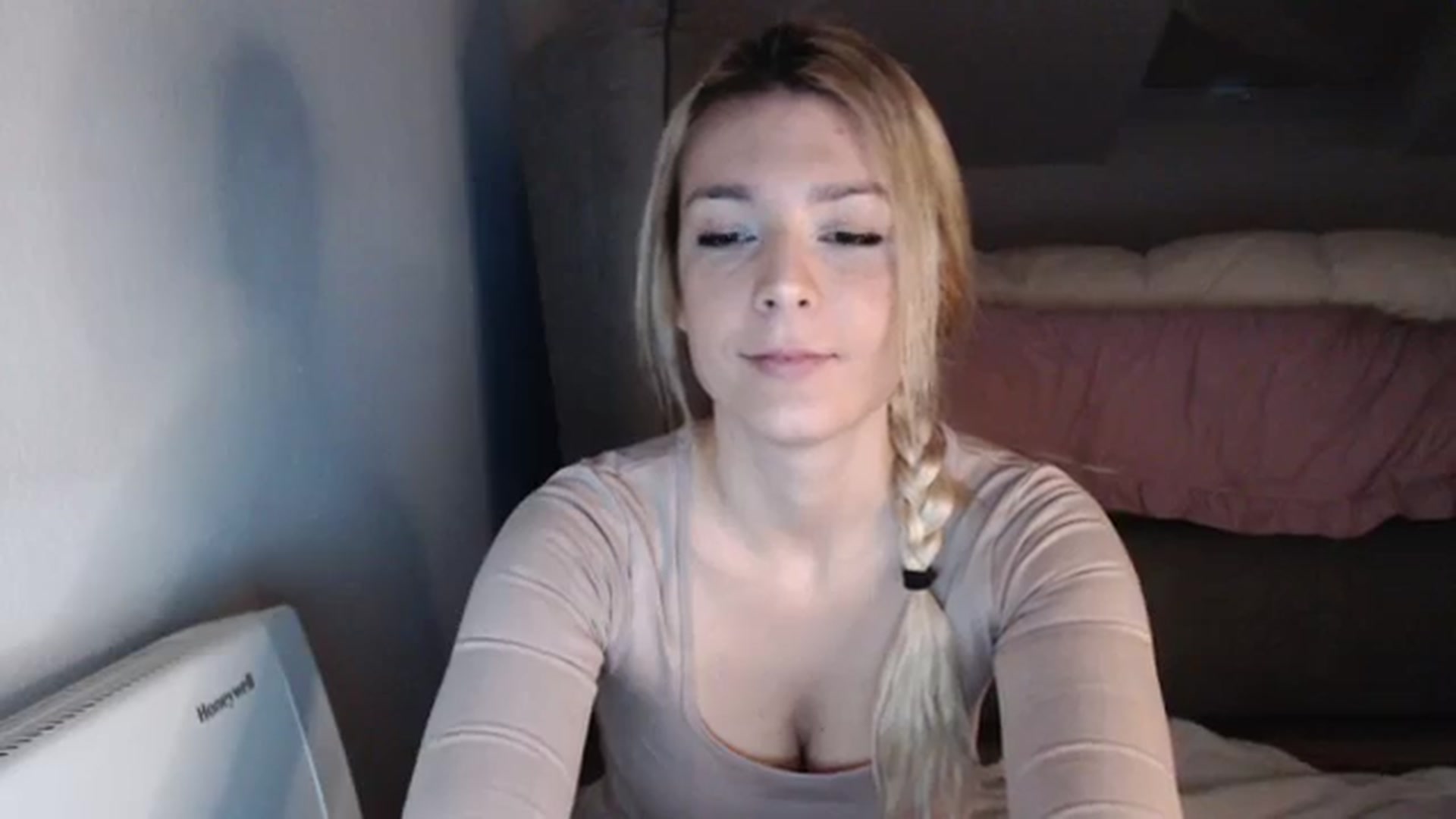 Gallery image thumbnail from AllleeS's myfreecams stream on, 11/22/2023, 14:33 image 4 of 20