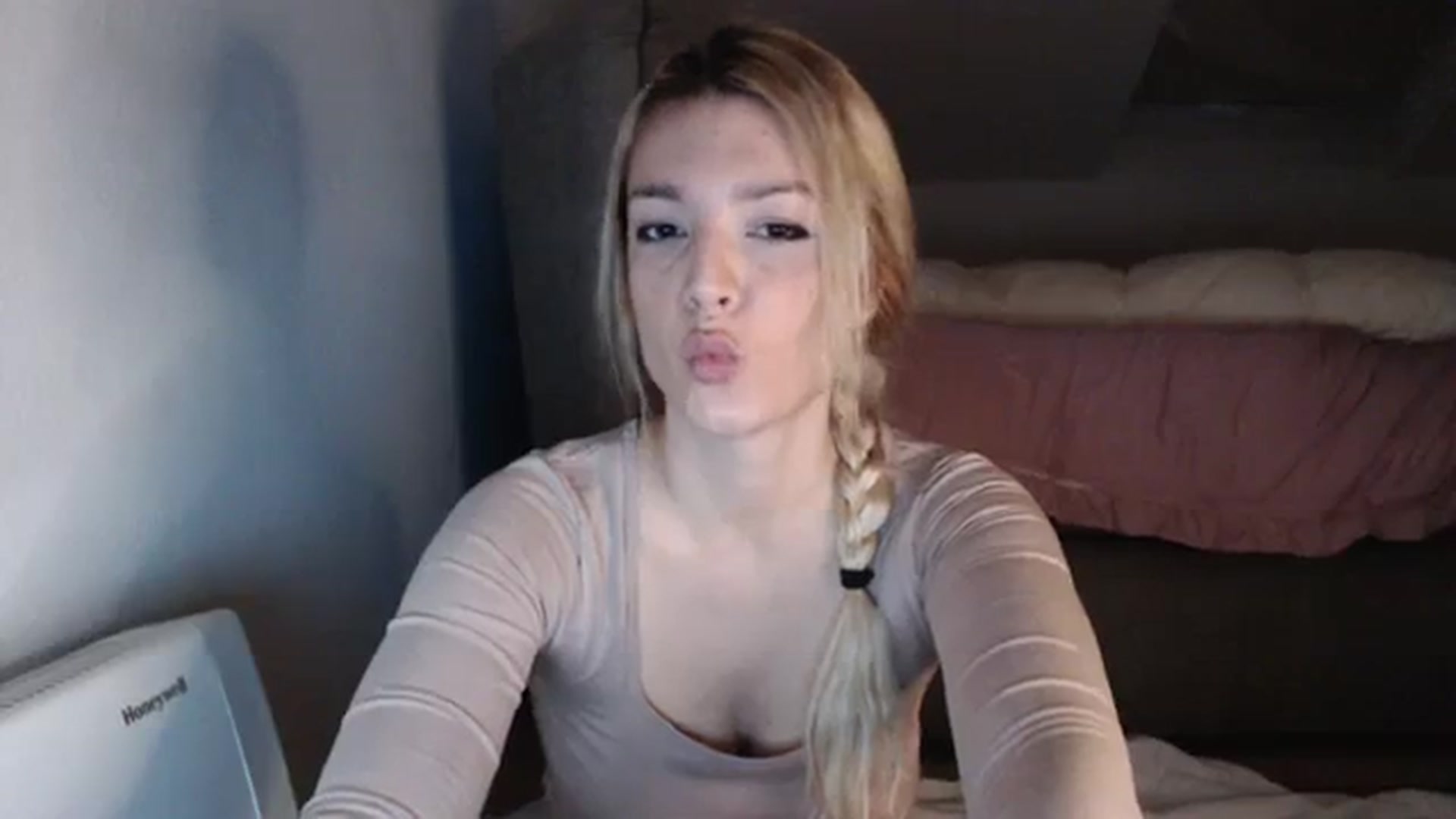 Gallery image thumbnail from AllleeS's myfreecams stream on, 11/22/2023, 14:33 image 10 of 20