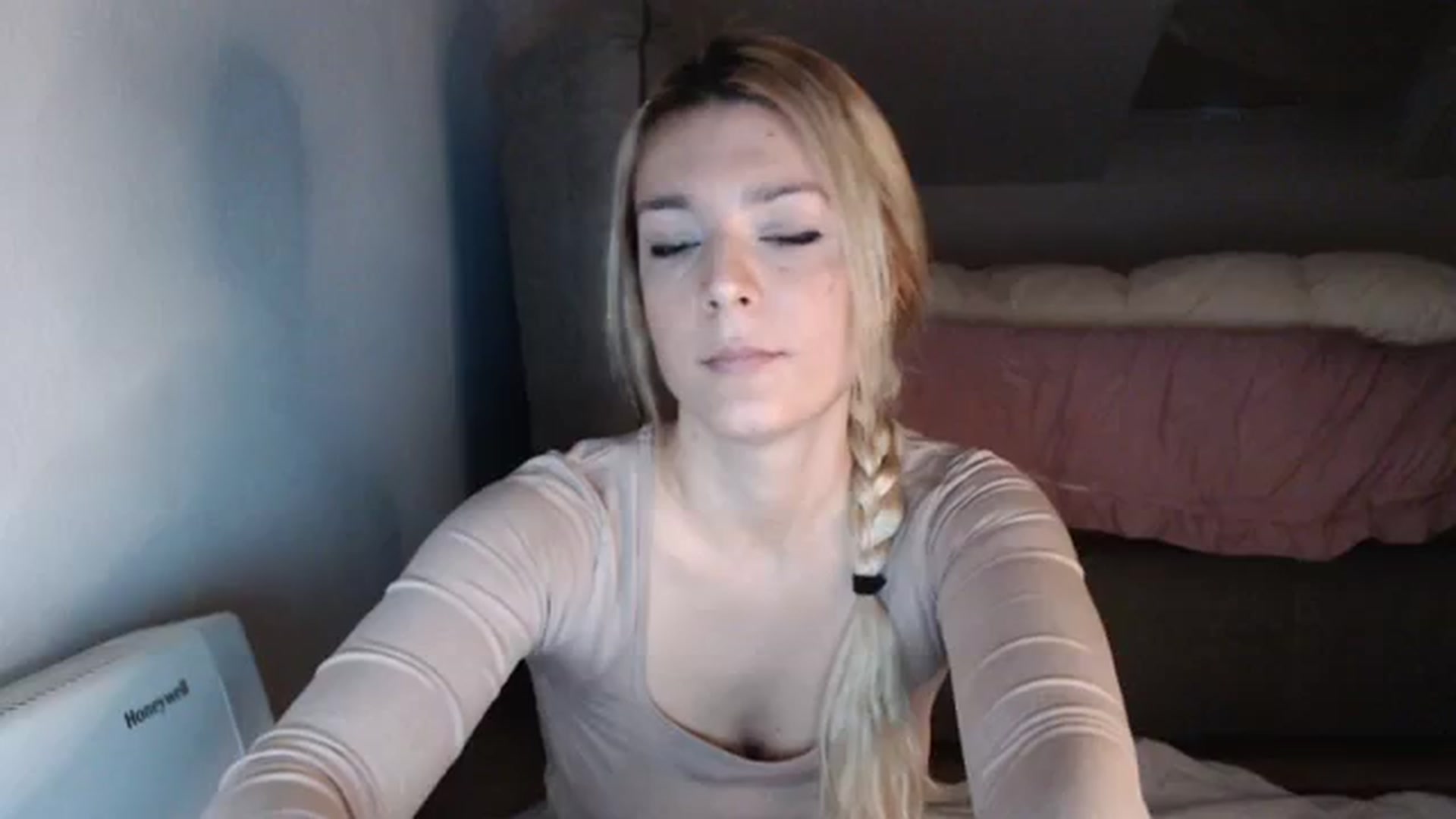 Gallery image thumbnail from AllleeS's myfreecams stream on, 11/22/2023, 14:33 image 9 of 20
