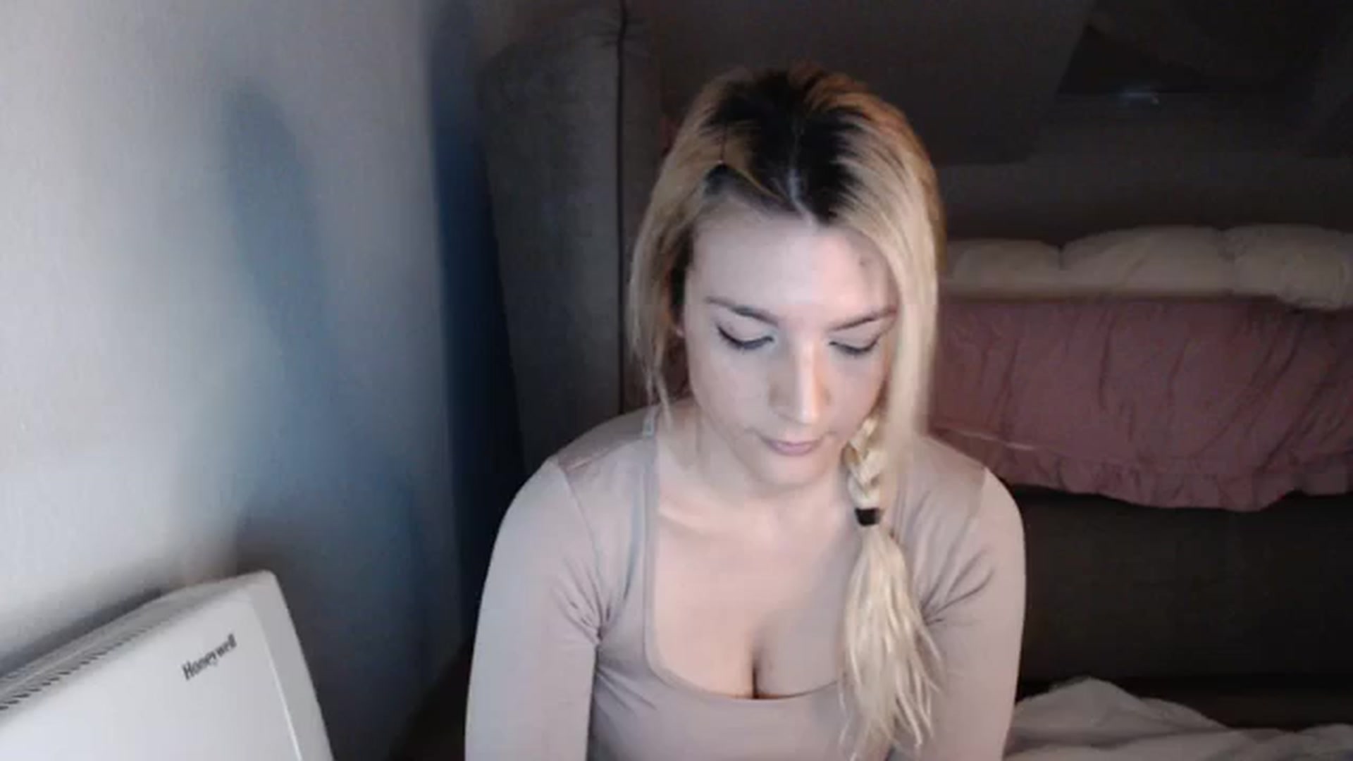 Gallery image thumbnail from AllleeS's myfreecams stream on, 11/22/2023, 14:33 image 1 of 20