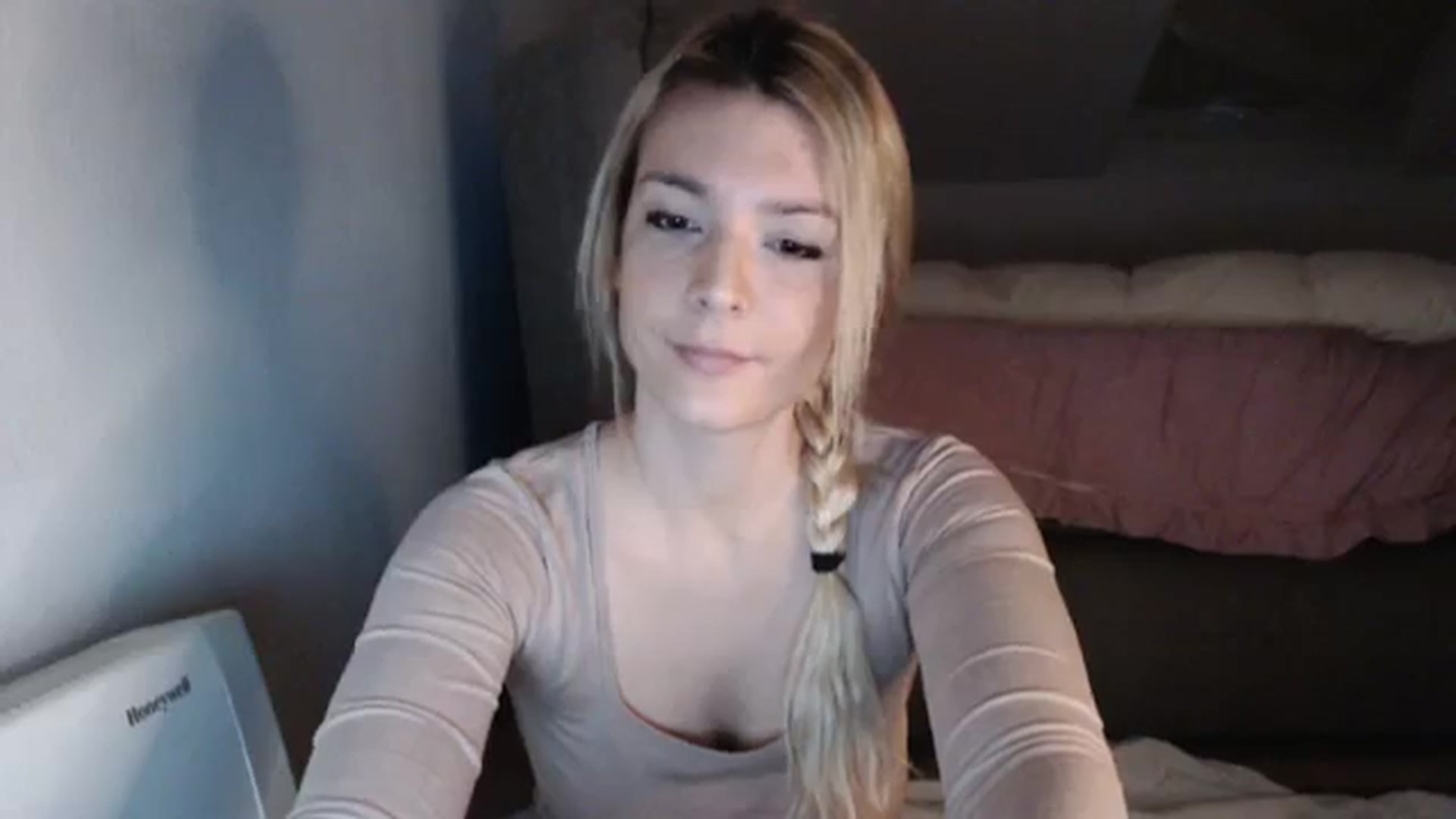 Gallery image thumbnail from AllleeS's myfreecams stream on, 11/22/2023, 14:33 image 8 of 20