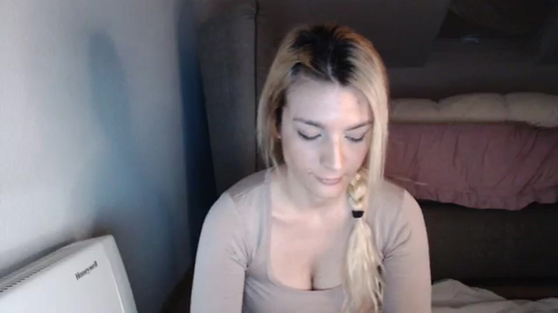Gallery image thumbnail from AllleeS's myfreecams stream on, 11/22/2023, 14:33 image 3 of 20