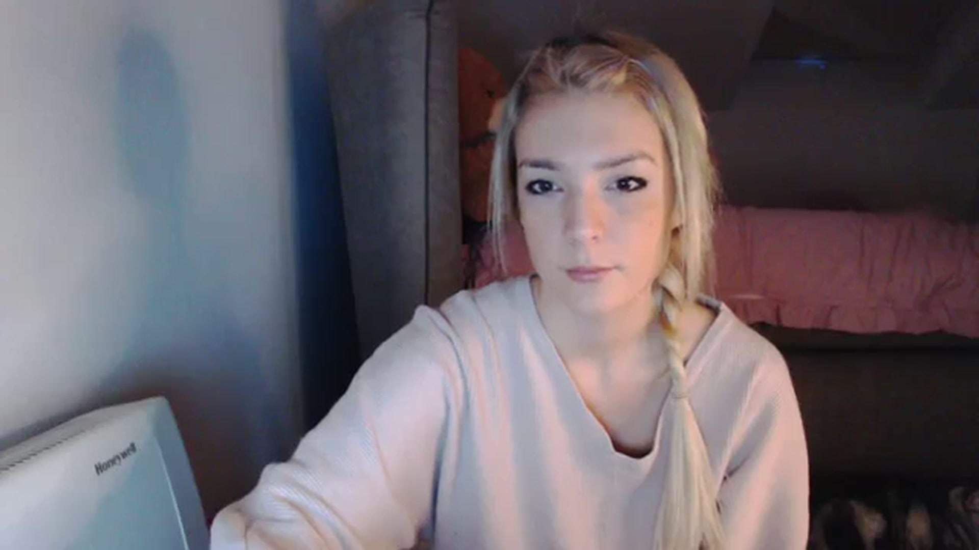 Gallery image thumbnail from AllleeS's myfreecams stream on, 11/29/2023, 15:15 image 3 of 20