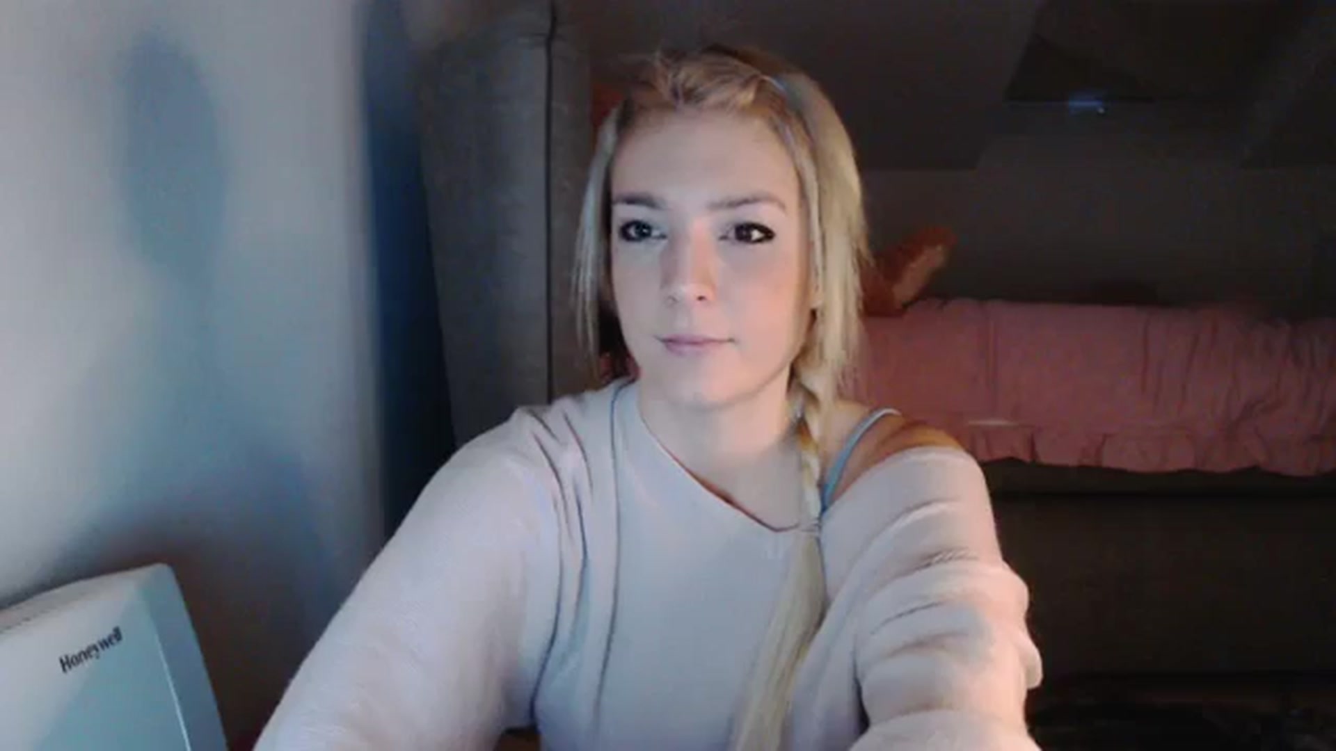 Gallery image thumbnail from AllleeS's myfreecams stream on, 11/29/2023, 15:15 image 7 of 20