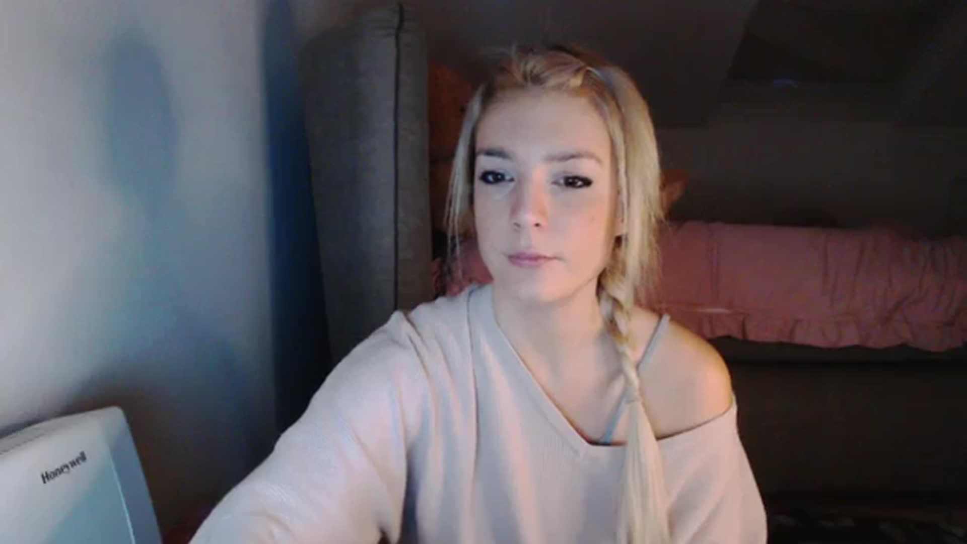 Gallery image thumbnail from AllleeS's myfreecams stream on, 11/29/2023, 15:15 image 13 of 20