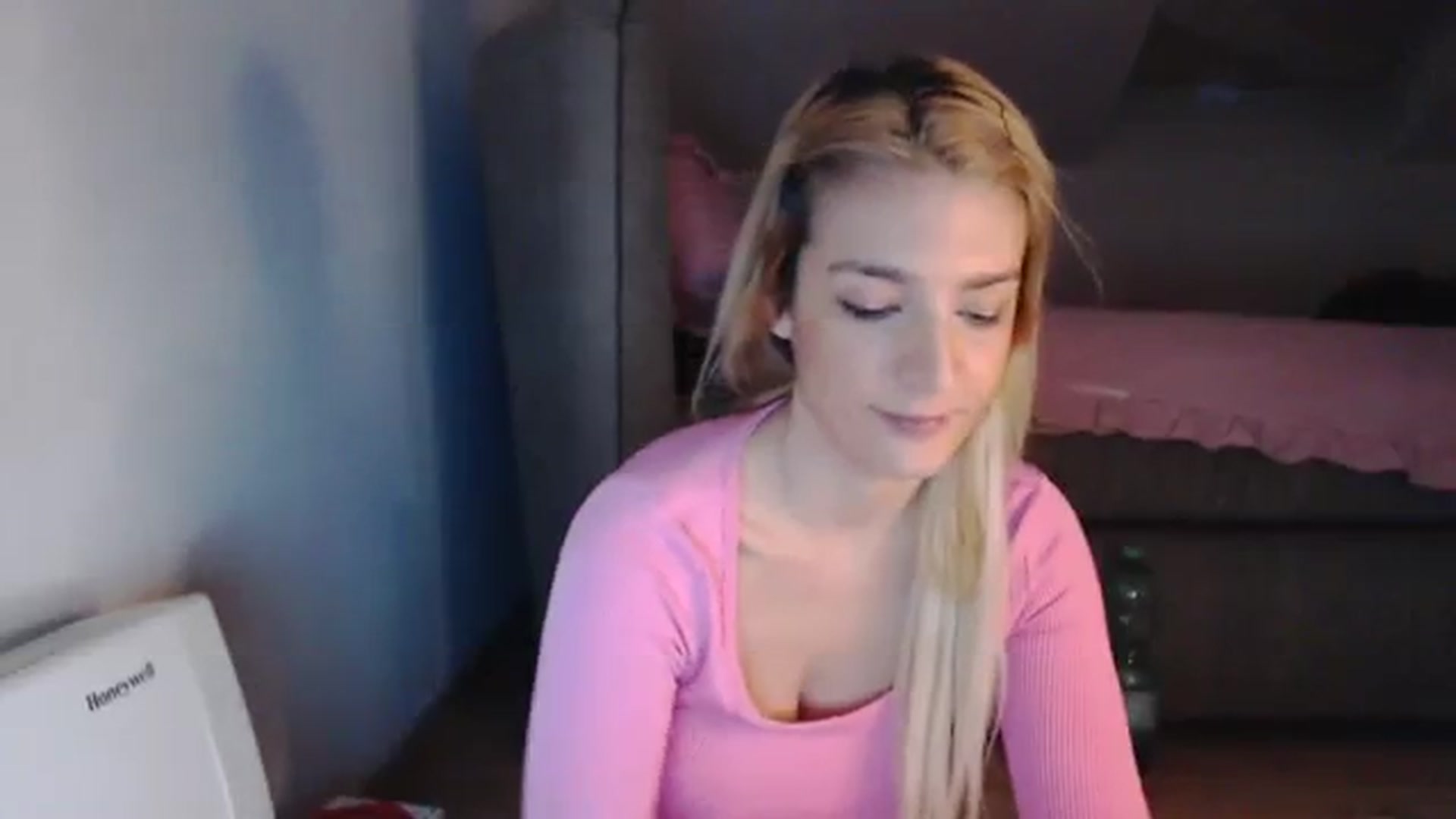 Gallery image thumbnail from AllleeS's myfreecams stream on, 12/06/2023, 14:33 image 3 of 20