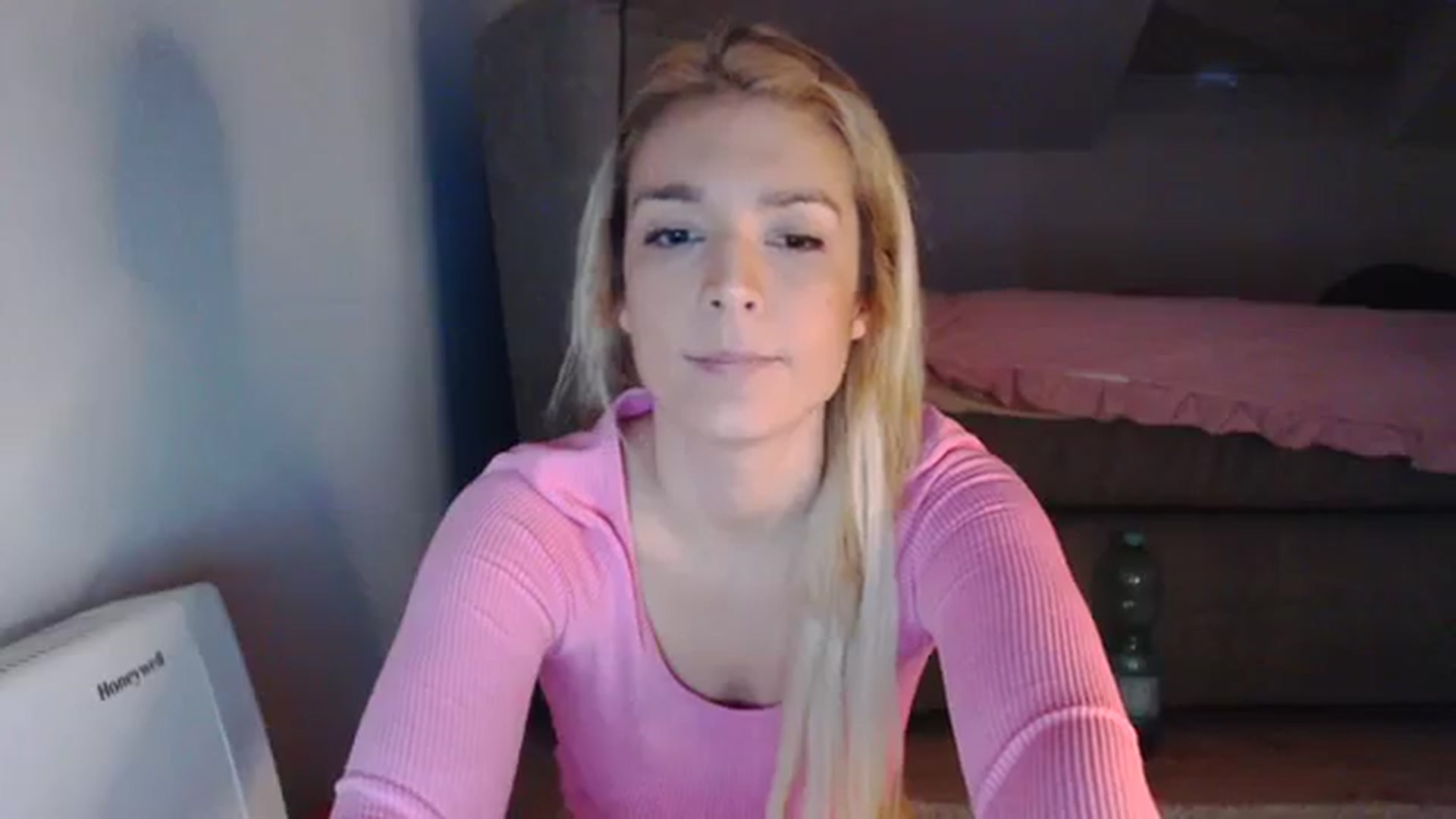 Gallery image thumbnail from AllleeS's myfreecams stream on, 12/06/2023, 14:33 image 10 of 20