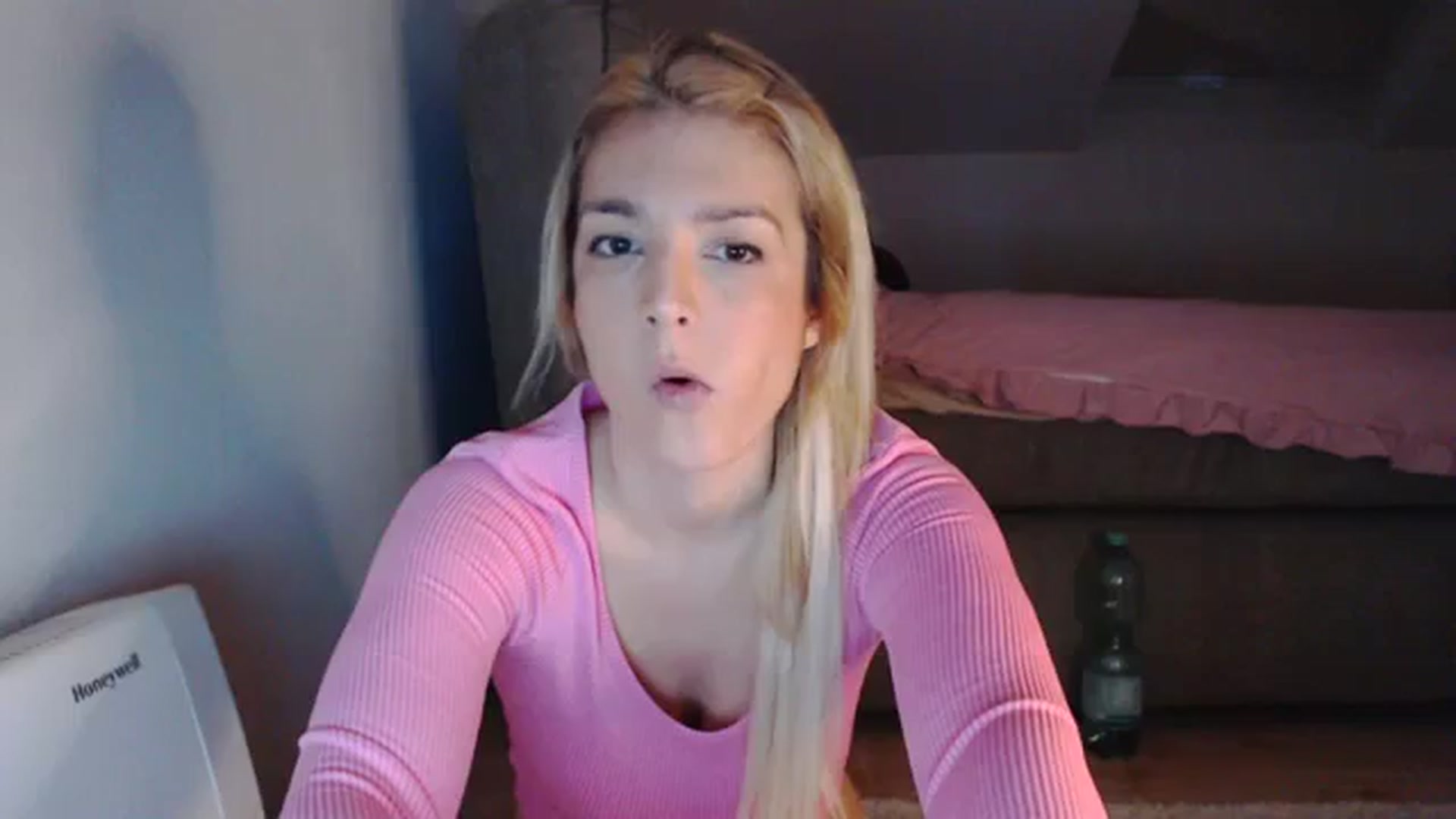 Gallery image thumbnail from AllleeS's myfreecams stream on, 12/06/2023, 14:33 image 1 of 20