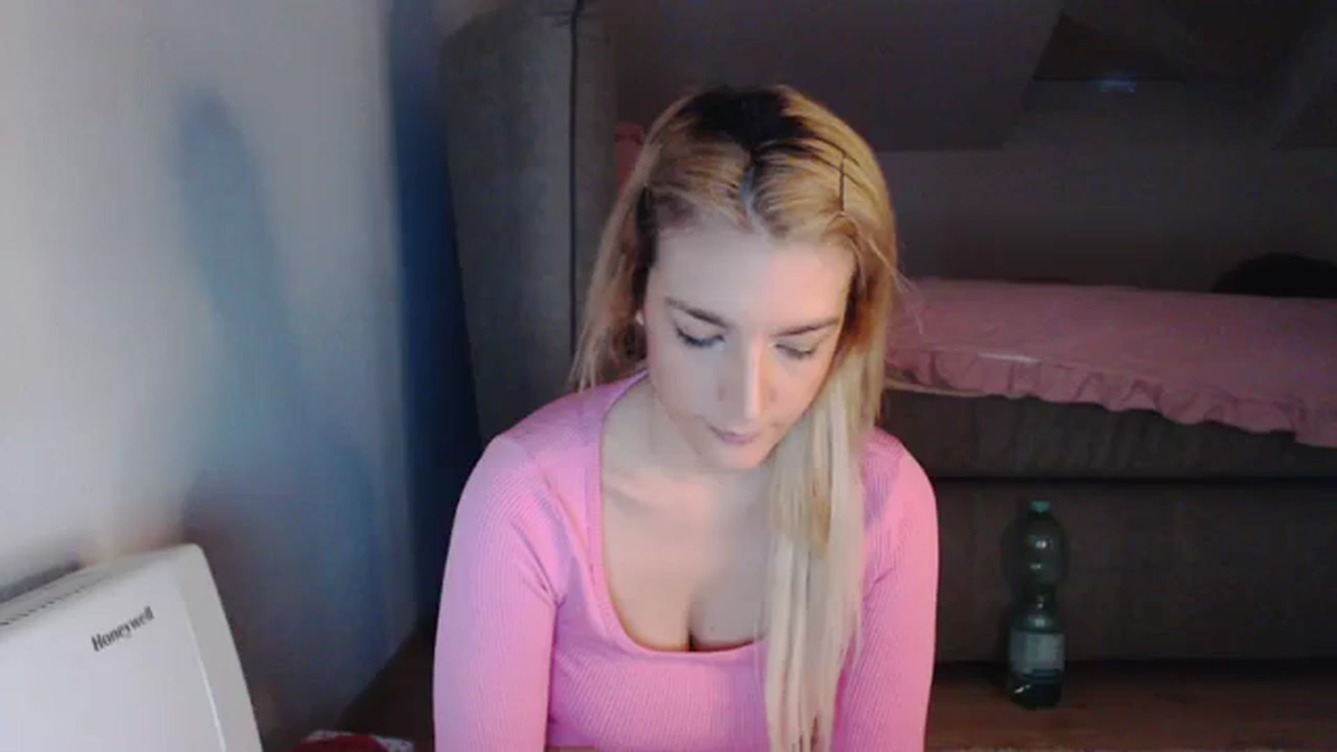 Gallery image thumbnail from AllleeS's myfreecams stream on, 12/06/2023, 14:33 image 8 of 20