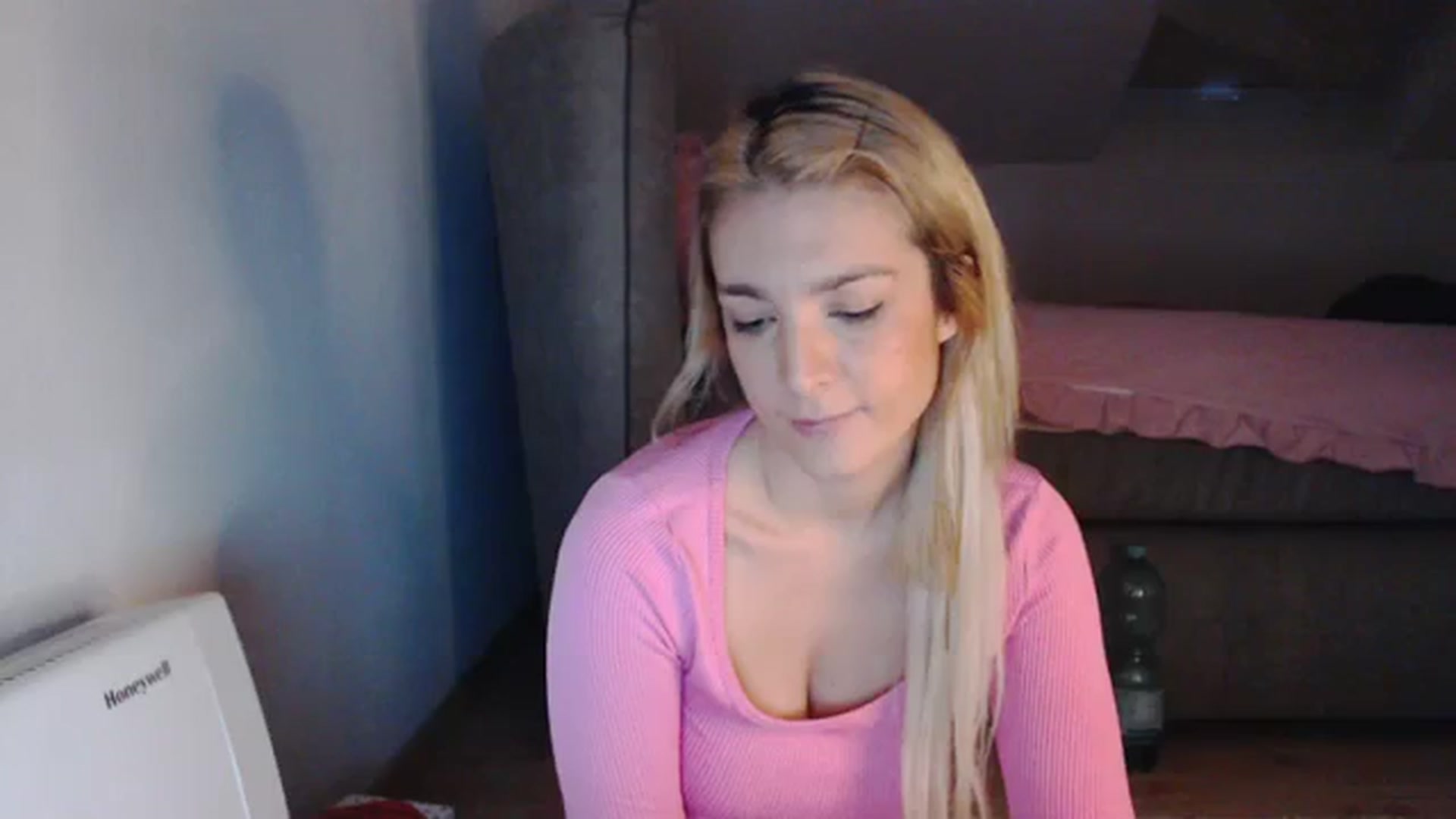 Gallery image thumbnail from AllleeS's myfreecams stream on, 12/06/2023, 14:33 image 7 of 20