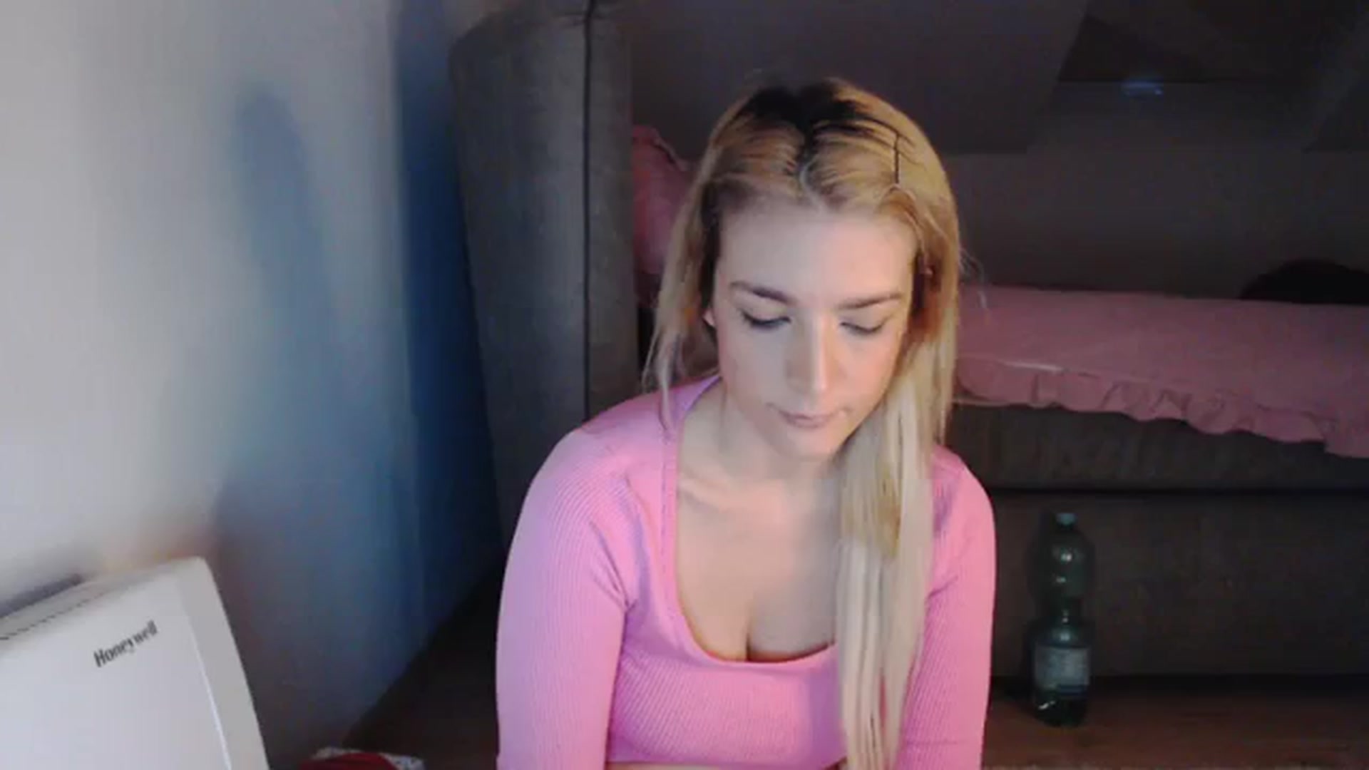 Gallery image thumbnail from AllleeS's myfreecams stream on, 12/06/2023, 14:33 image 9 of 20