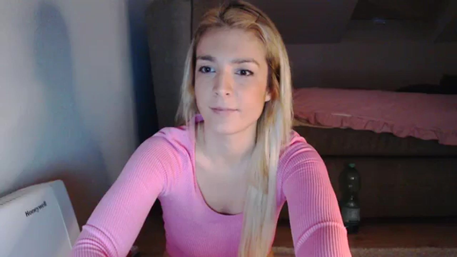 Gallery image thumbnail from AllleeS's myfreecams stream on, 12/06/2023, 14:33 image 16 of 20
