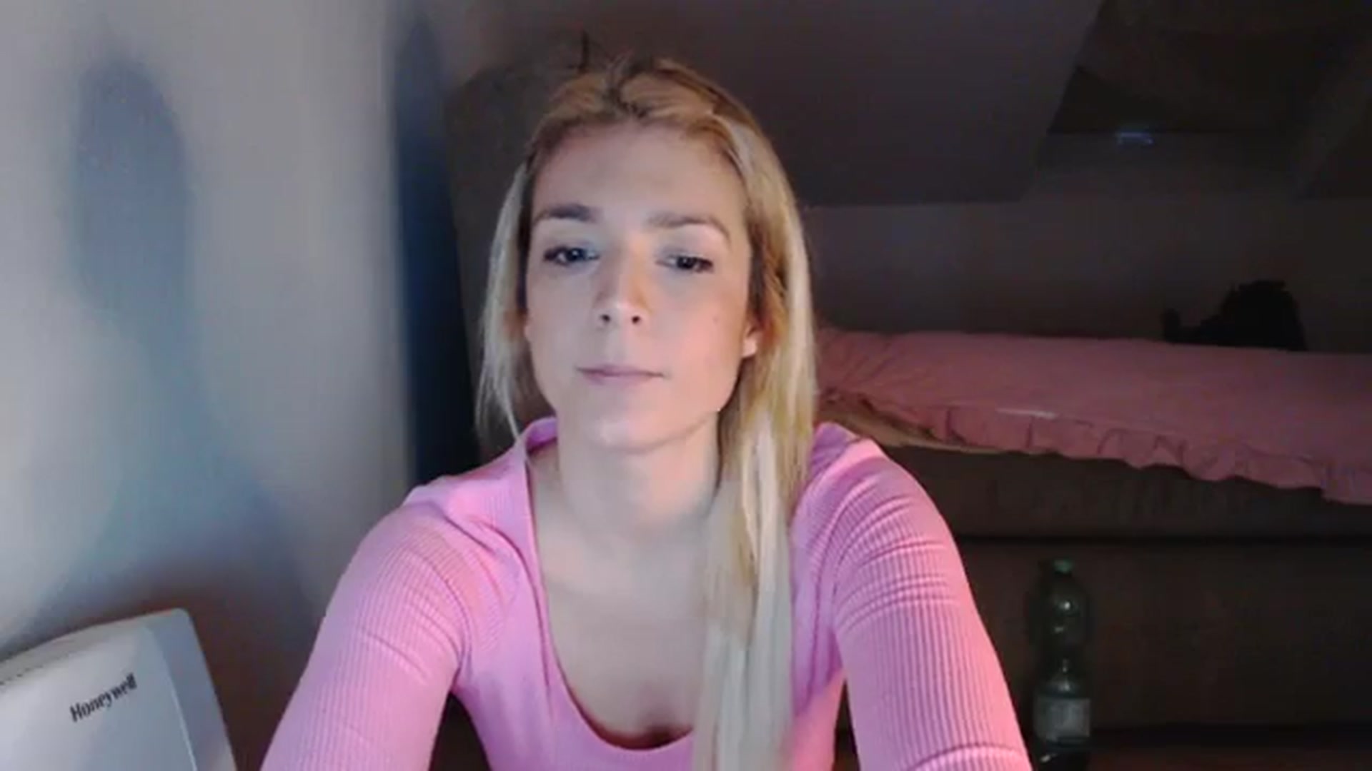 Gallery image thumbnail from AllleeS's myfreecams stream on, 12/06/2023, 14:33 image 11 of 20