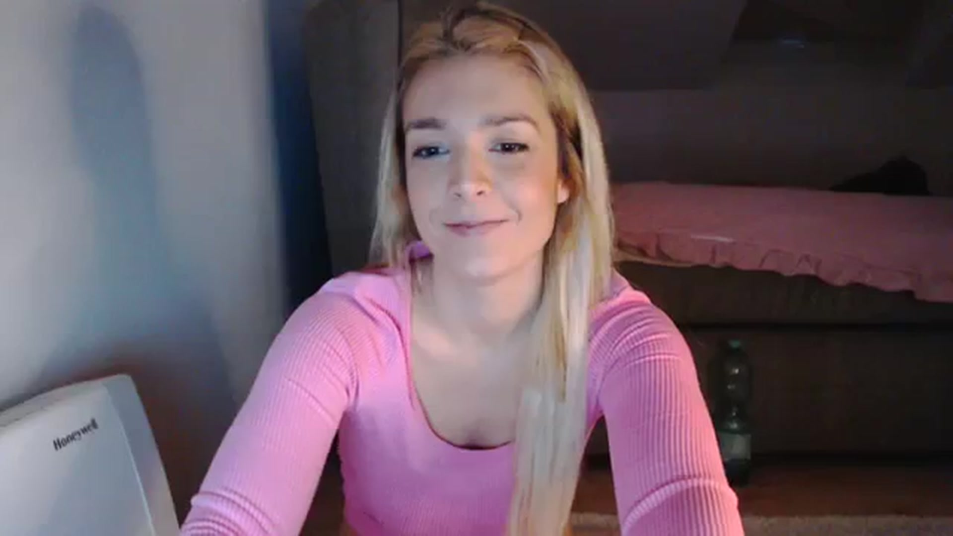 Gallery image thumbnail from AllleeS's myfreecams stream on, 12/06/2023, 14:33 image 14 of 20