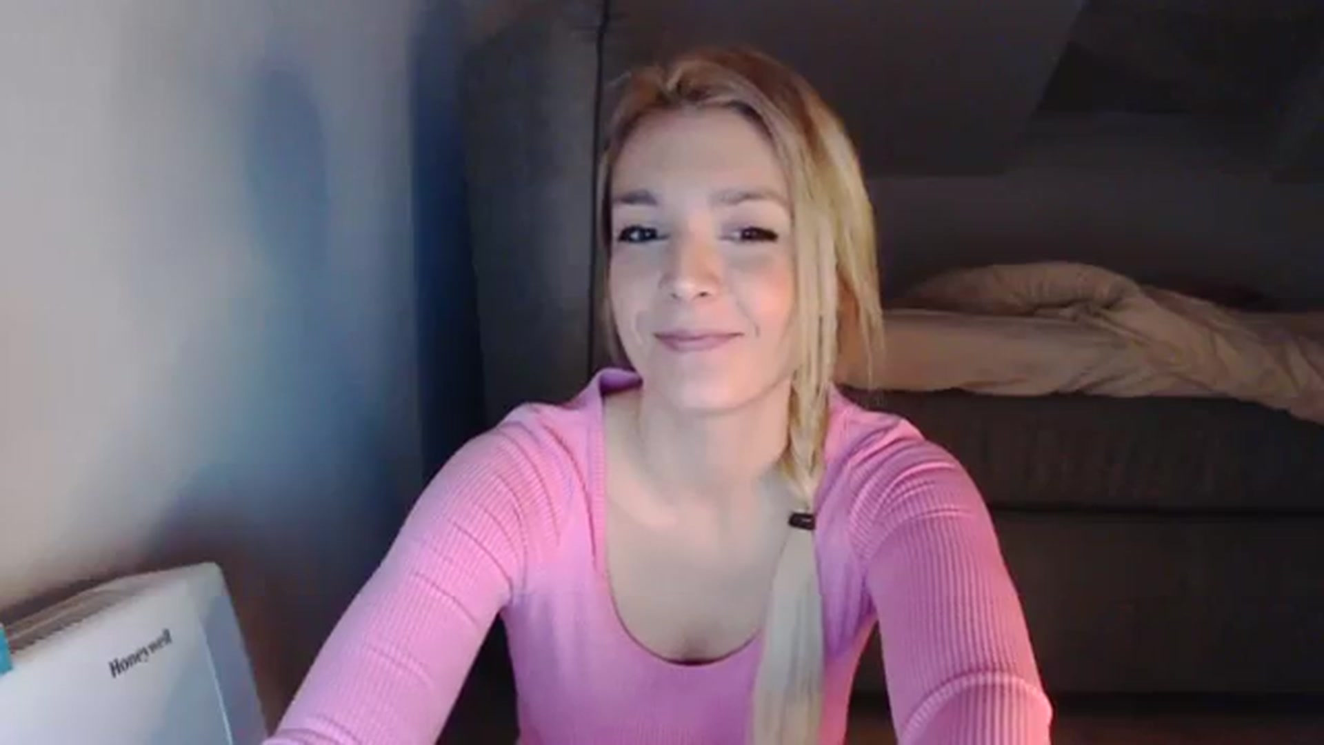 Gallery image thumbnail from AllleeS's myfreecams stream on, 12/12/2023, 14:16 image 5 of 20