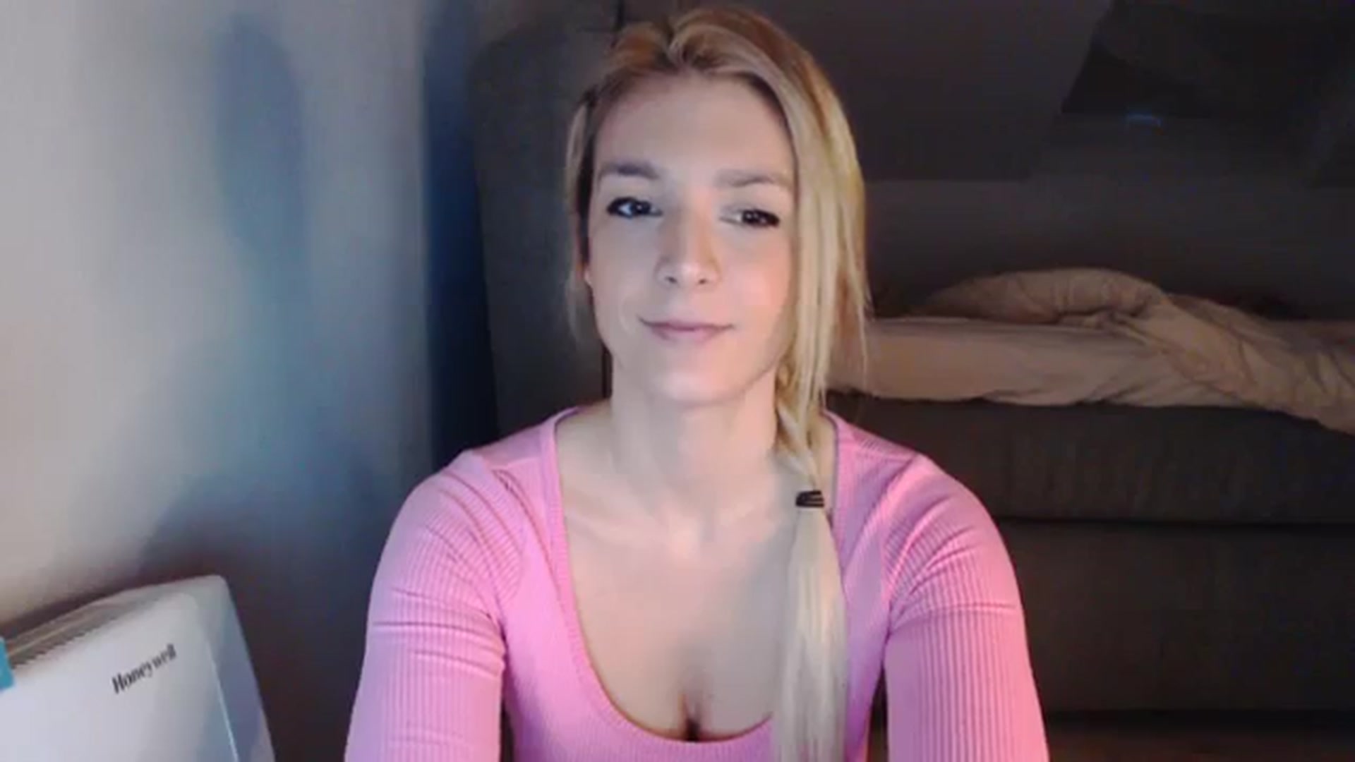 Gallery image thumbnail from AllleeS's myfreecams stream on, 12/12/2023, 14:16 image 2 of 20