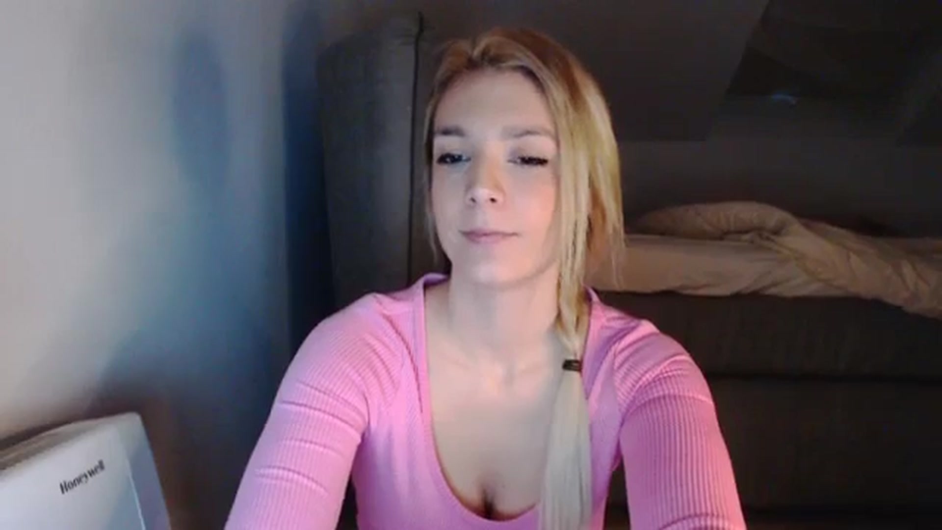 Gallery image thumbnail from AllleeS's myfreecams stream on, 12/12/2023, 14:16 image 18 of 20