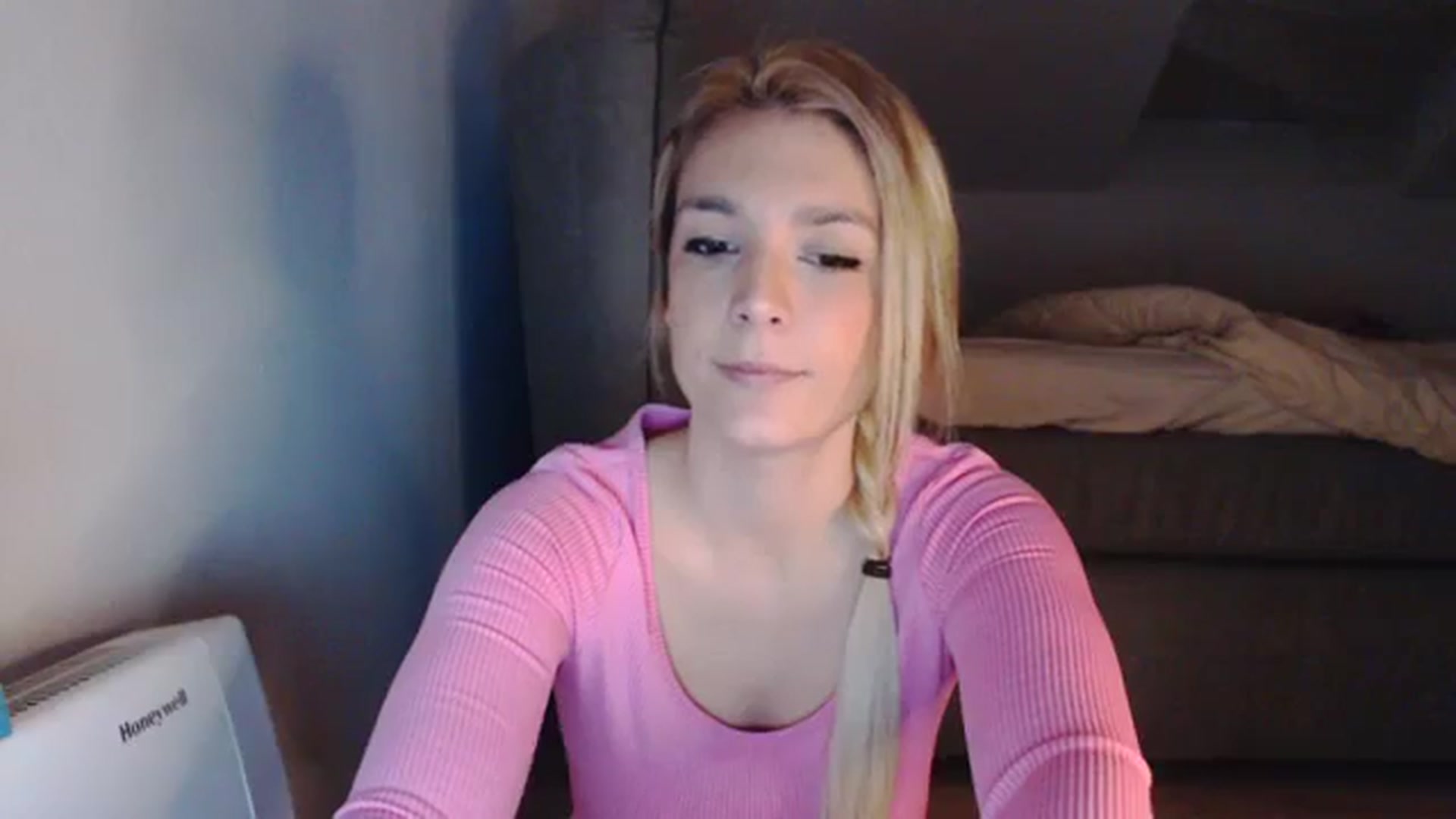 Gallery image thumbnail from AllleeS's myfreecams stream on, 12/12/2023, 14:16 image 6 of 20