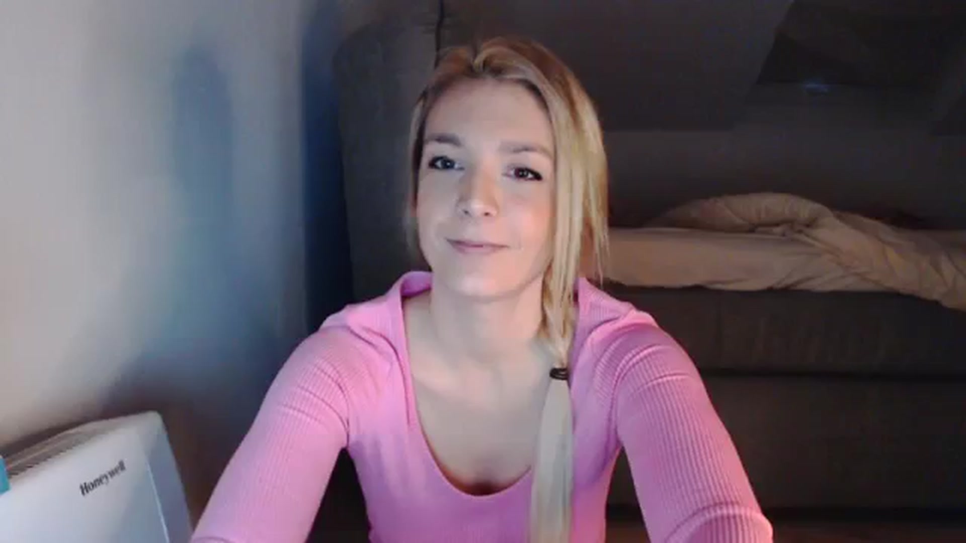 Gallery image thumbnail from AllleeS's myfreecams stream on, 12/12/2023, 14:16 image 1 of 20