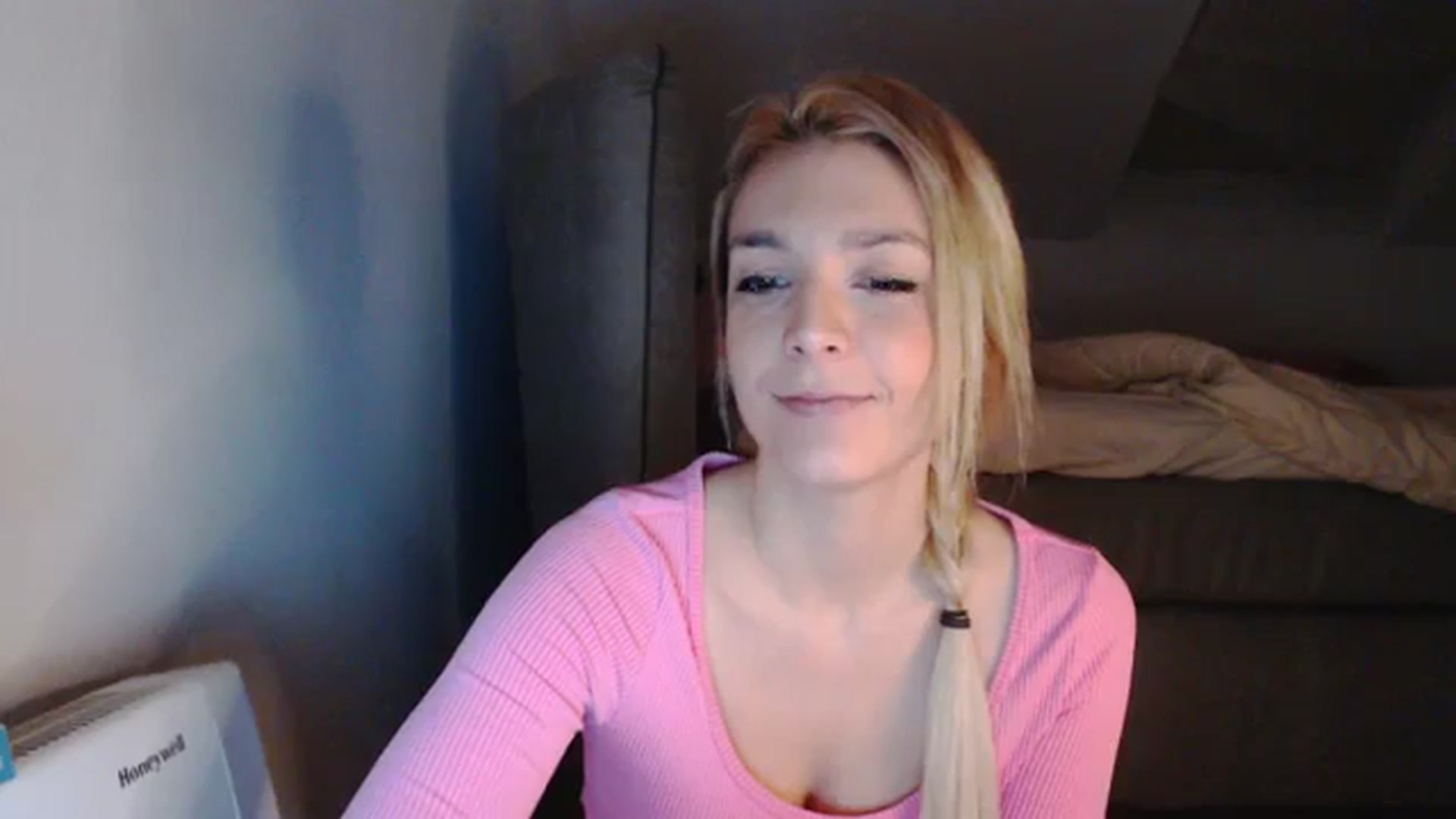Gallery image thumbnail from AllleeS's myfreecams stream on, 12/12/2023, 14:16 image 13 of 20