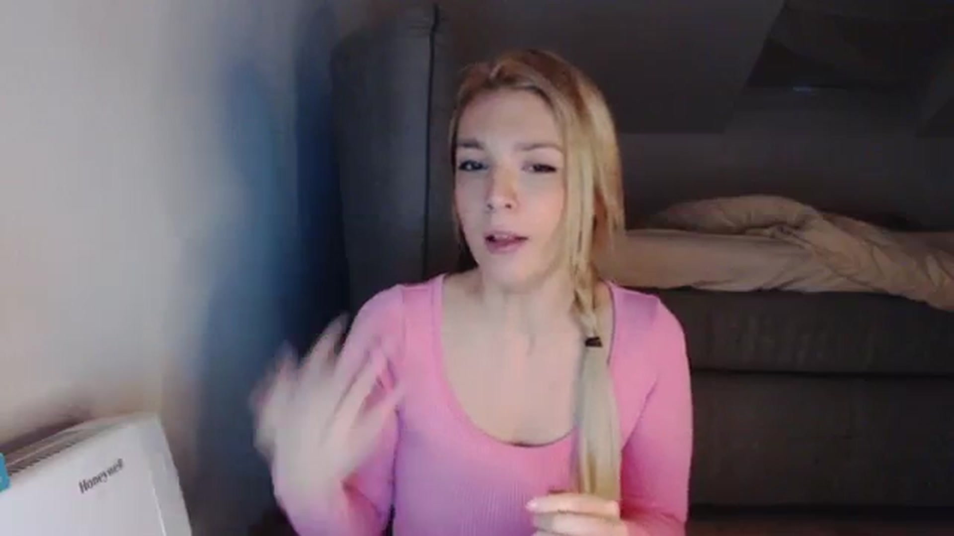 Gallery image thumbnail from AllleeS's myfreecams stream on, 12/12/2023, 14:16 image 3 of 20