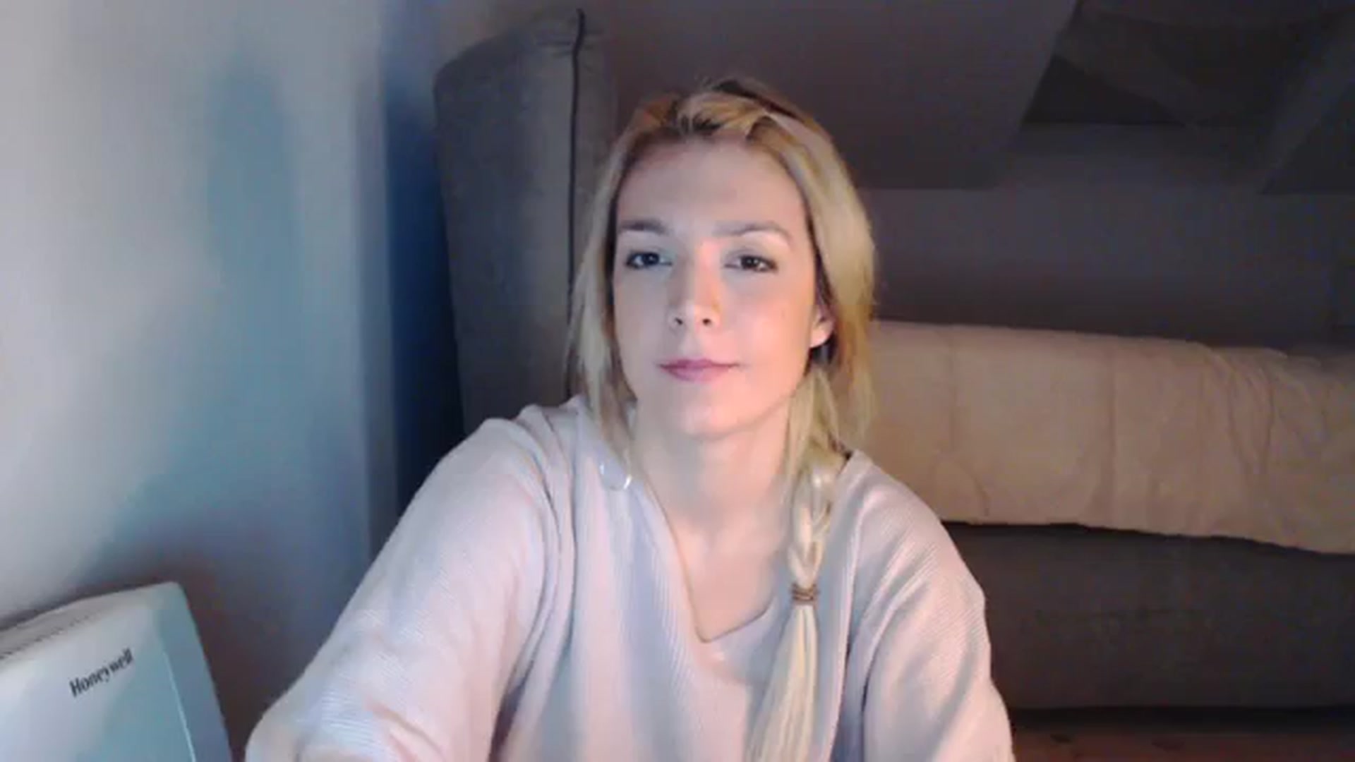 Gallery image thumbnail from AllleeS's myfreecams stream on, 12/17/2023, 15:07 image 10 of 20