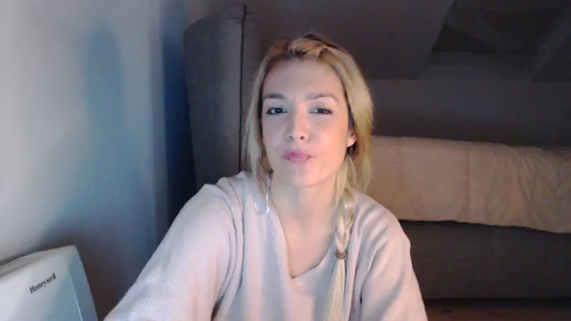 Gallery image thumbnail from AllleeS's myfreecams stream on, 12/17/2023, 15:07 image 13 of 20