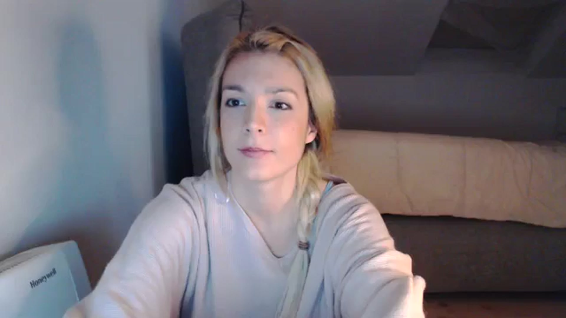 Gallery image thumbnail from AllleeS's myfreecams stream on, 12/17/2023, 15:07 image 6 of 20