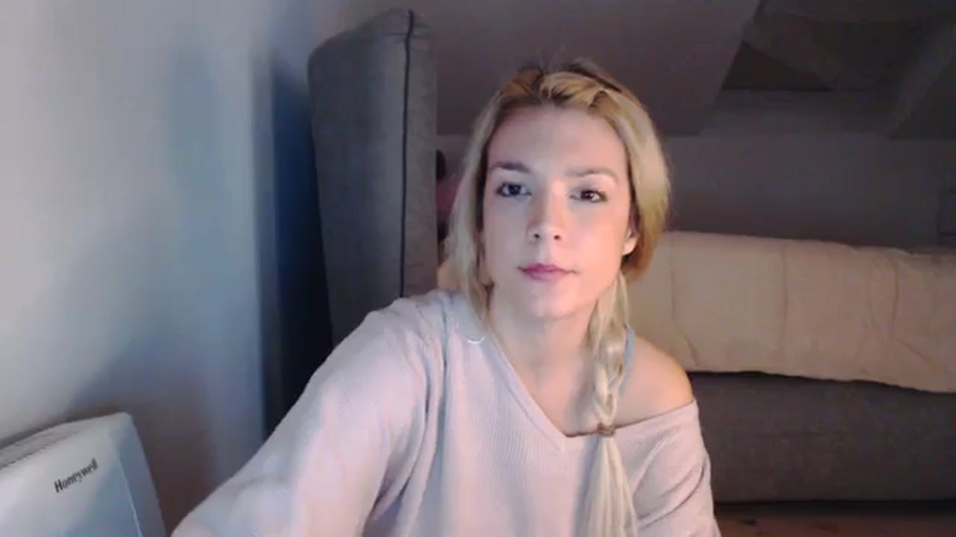 Gallery image thumbnail from AllleeS's myfreecams stream on, 12/17/2023, 15:07 image 3 of 20