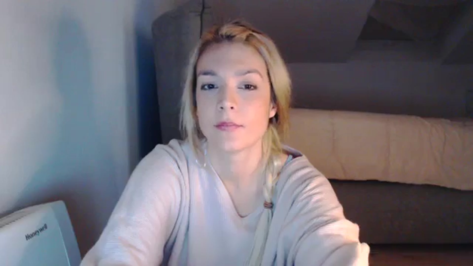 Gallery image thumbnail from AllleeS's myfreecams stream on, 12/17/2023, 15:07 image 7 of 20