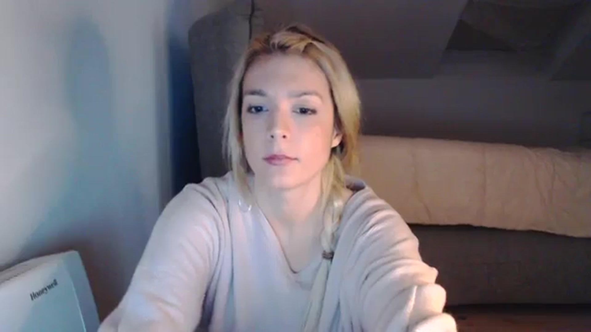 Gallery image thumbnail from AllleeS's myfreecams stream on, 12/17/2023, 15:07 image 8 of 20