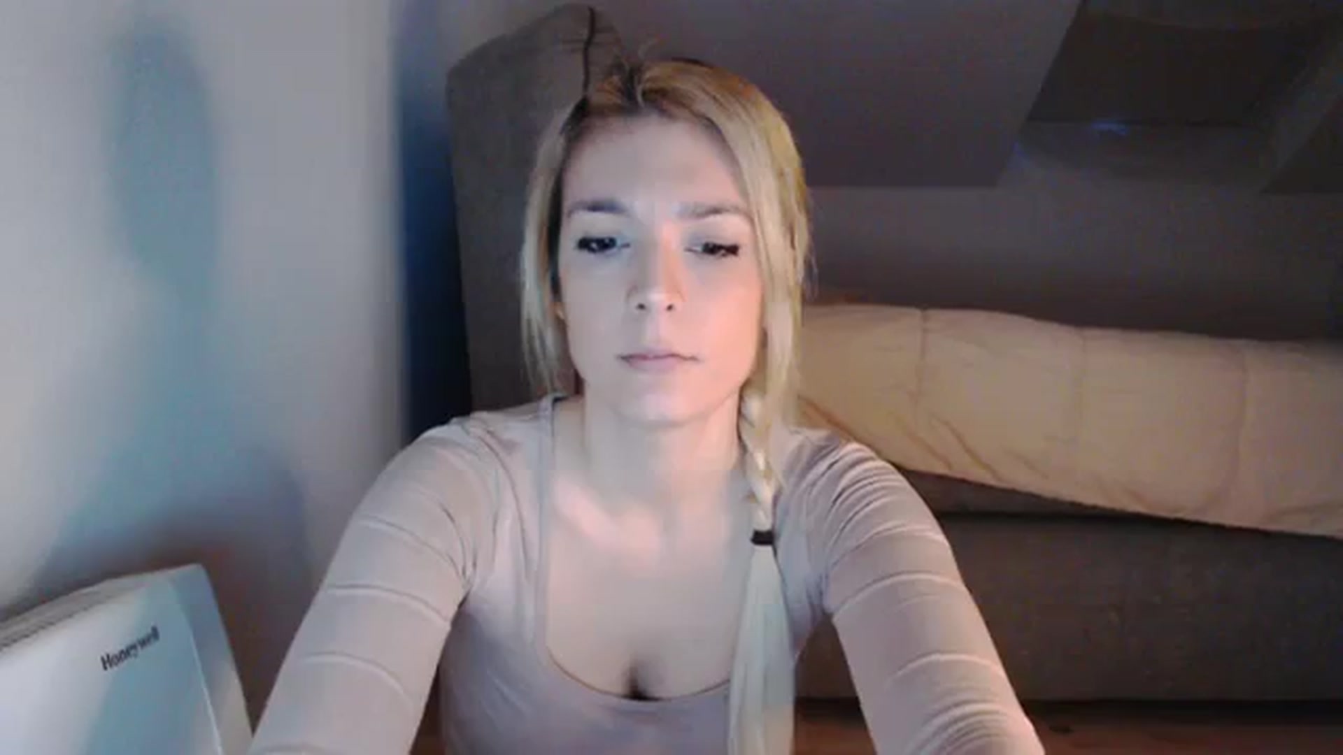 Gallery image thumbnail from AllleeS's myfreecams stream on, 12/18/2023, 13:38 image 2 of 20