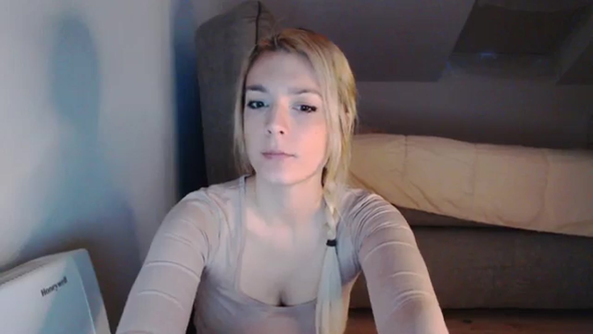 Gallery image thumbnail from AllleeS's myfreecams stream on, 12/18/2023, 13:38 image 17 of 20